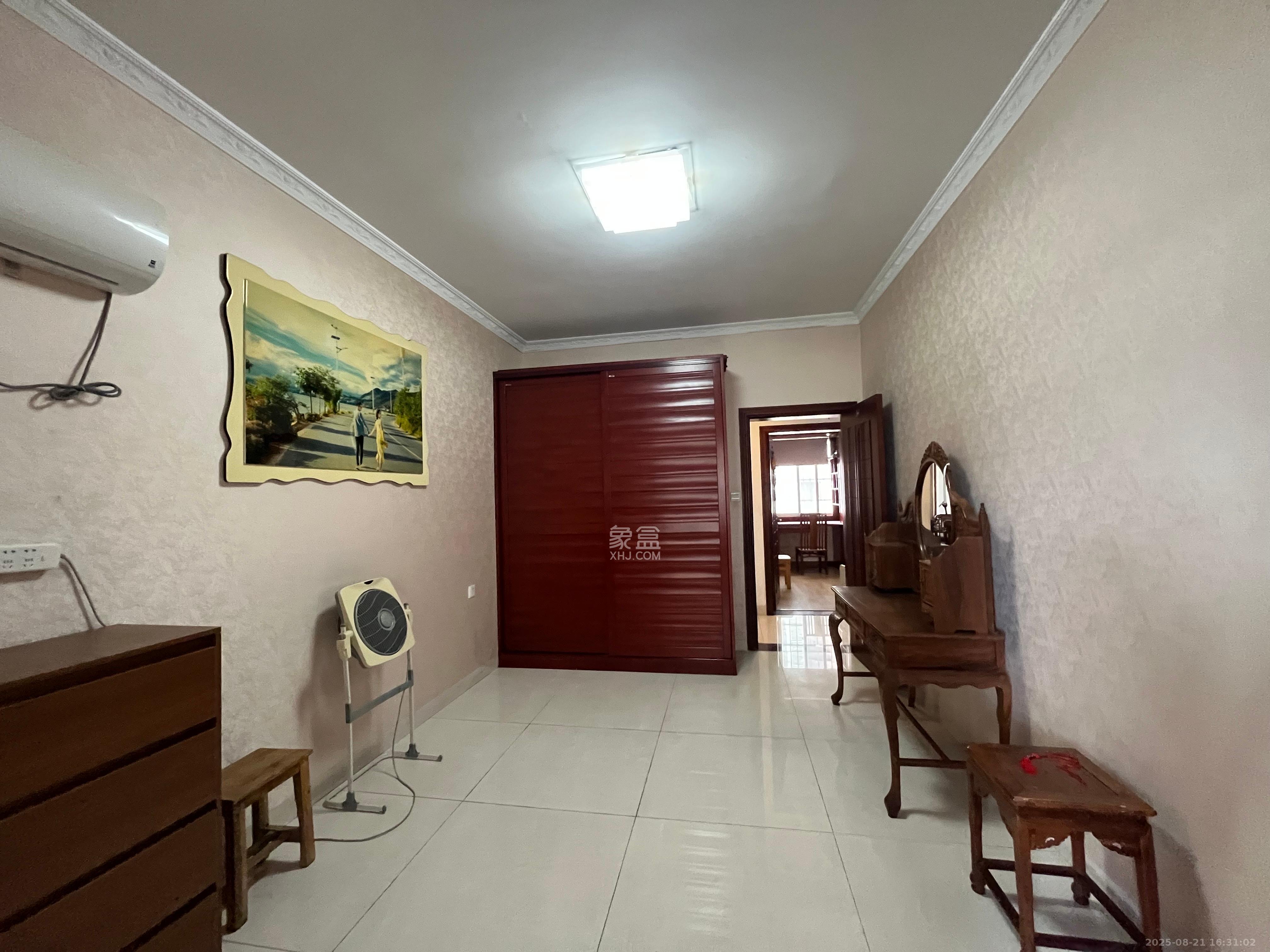 八一小区  3室2厅2卫    2100.0元/月 八一小区  3室2厅2卫    2100.0元/月室内图