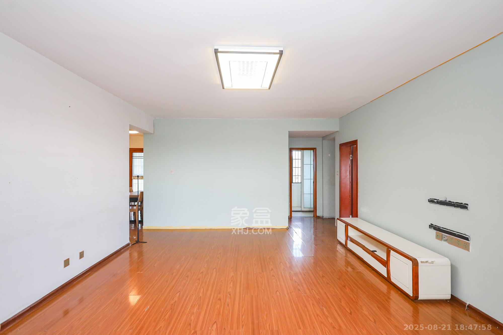 钰龙天下一期  4室2厅2卫    300.0万 钰龙天下一期  4室2厅2卫    300.0万客厅