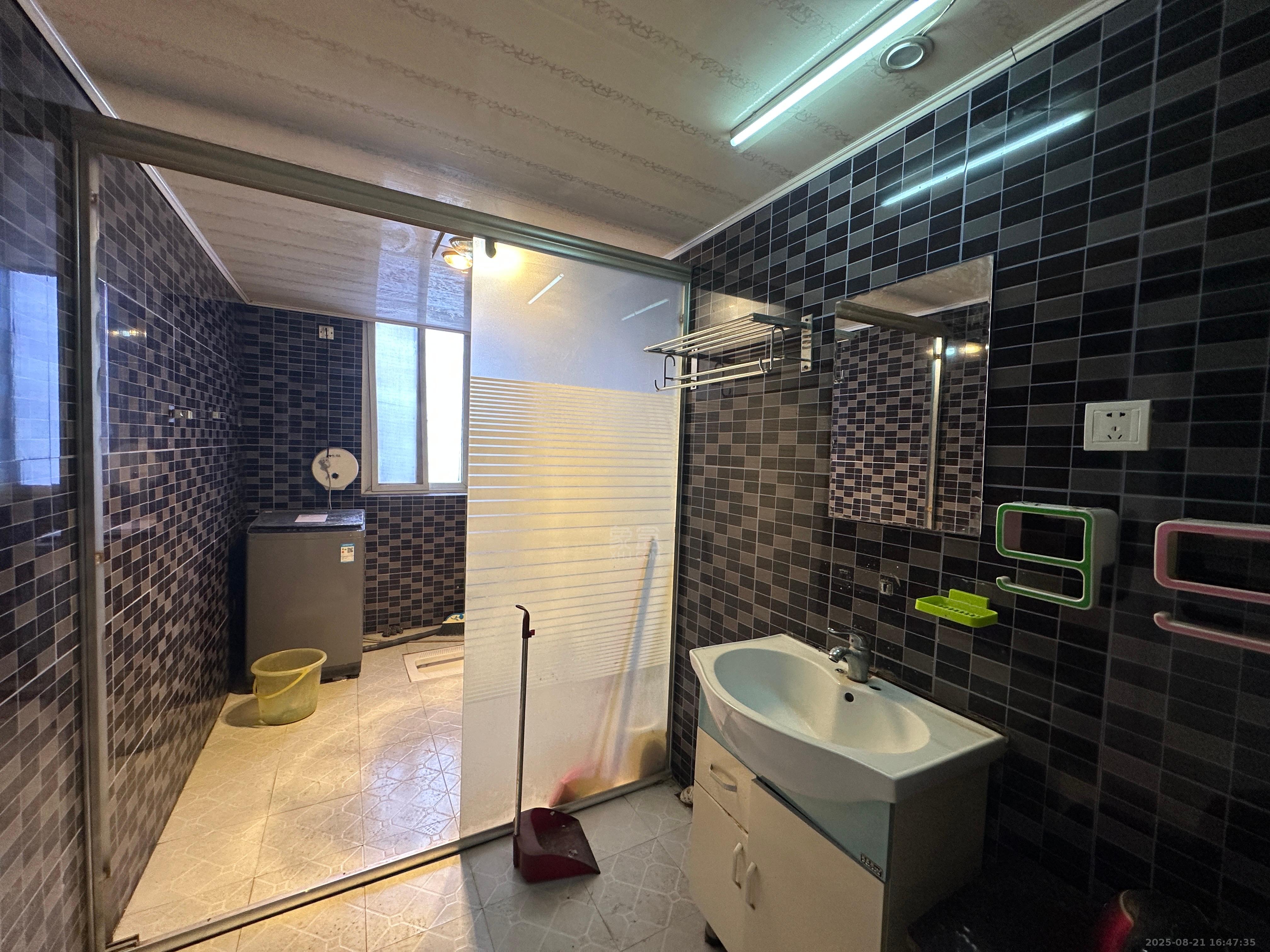 利江花园 4室2厅2卫 1600.0元/月 利江花园 4室2厅2卫 1600.0元/月室内图