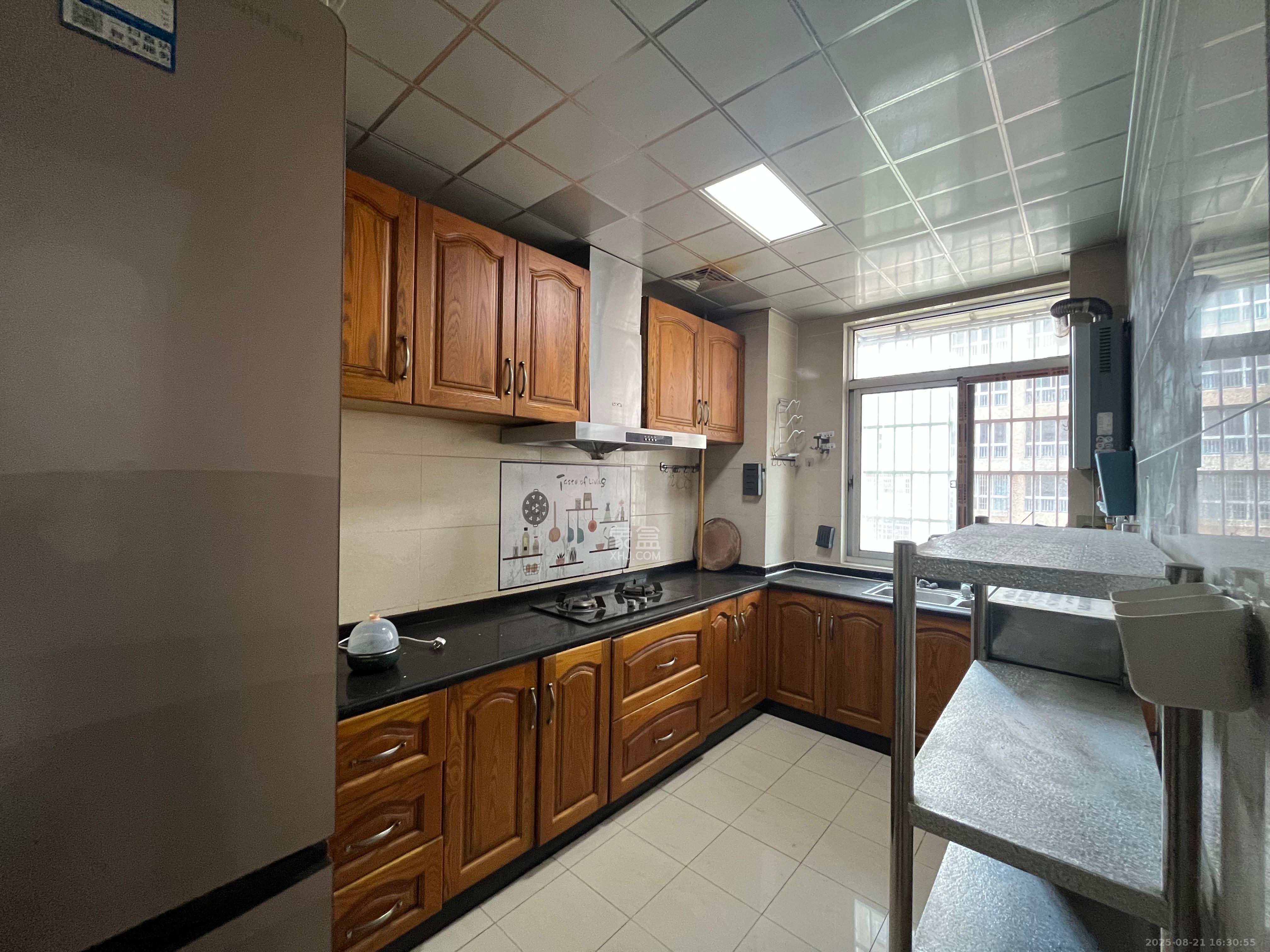 八一小区  3室2厅2卫    2100.0元/月 八一小区  3室2厅2卫    2100.0元/月室内图