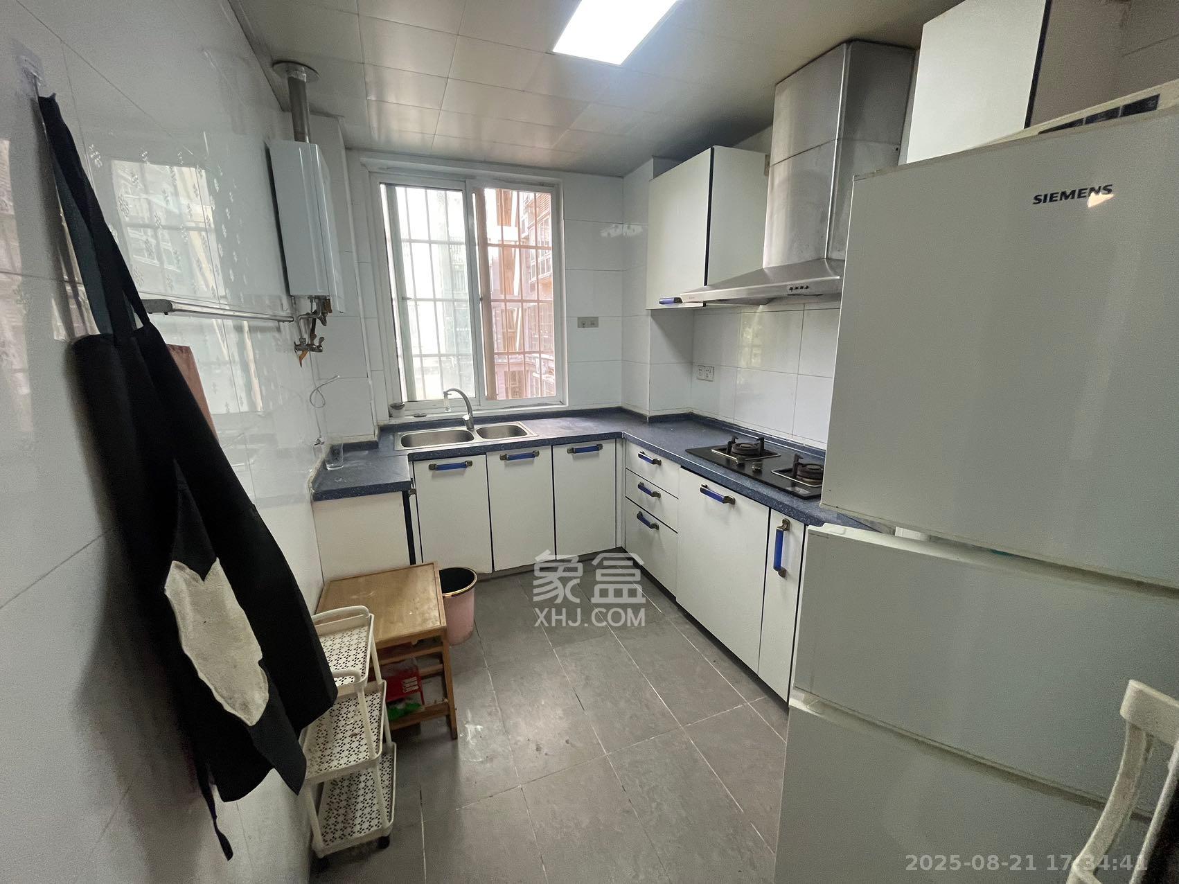 嘉盛华庭(一期、二期、三期)  3室2厅2卫    2400.0元/月 嘉盛华庭(一期、二期、三期)  3室2厅2卫    2400.0元/月室内图