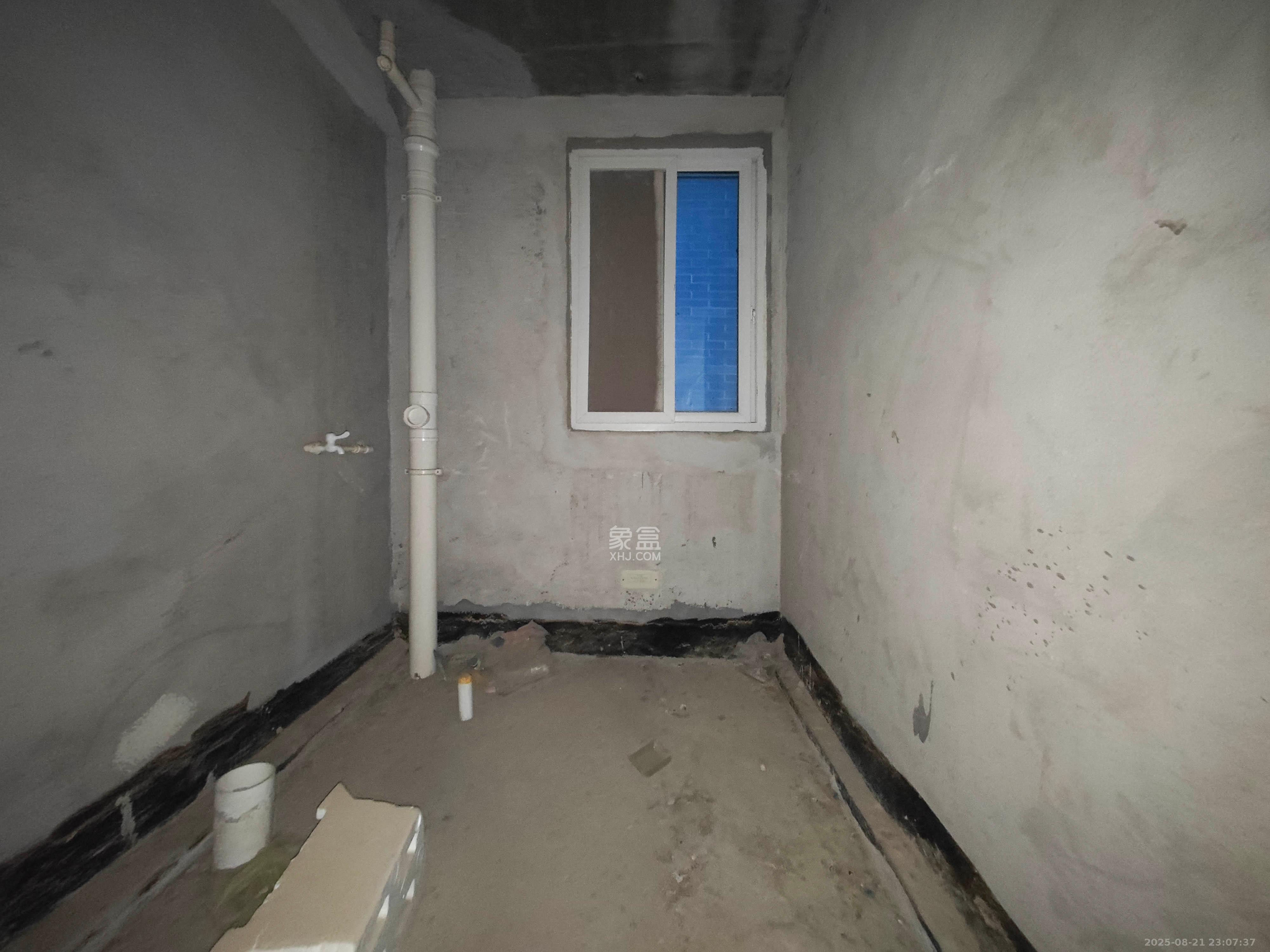 鄱阳小区  3室2厅2卫    98.0万卫生间