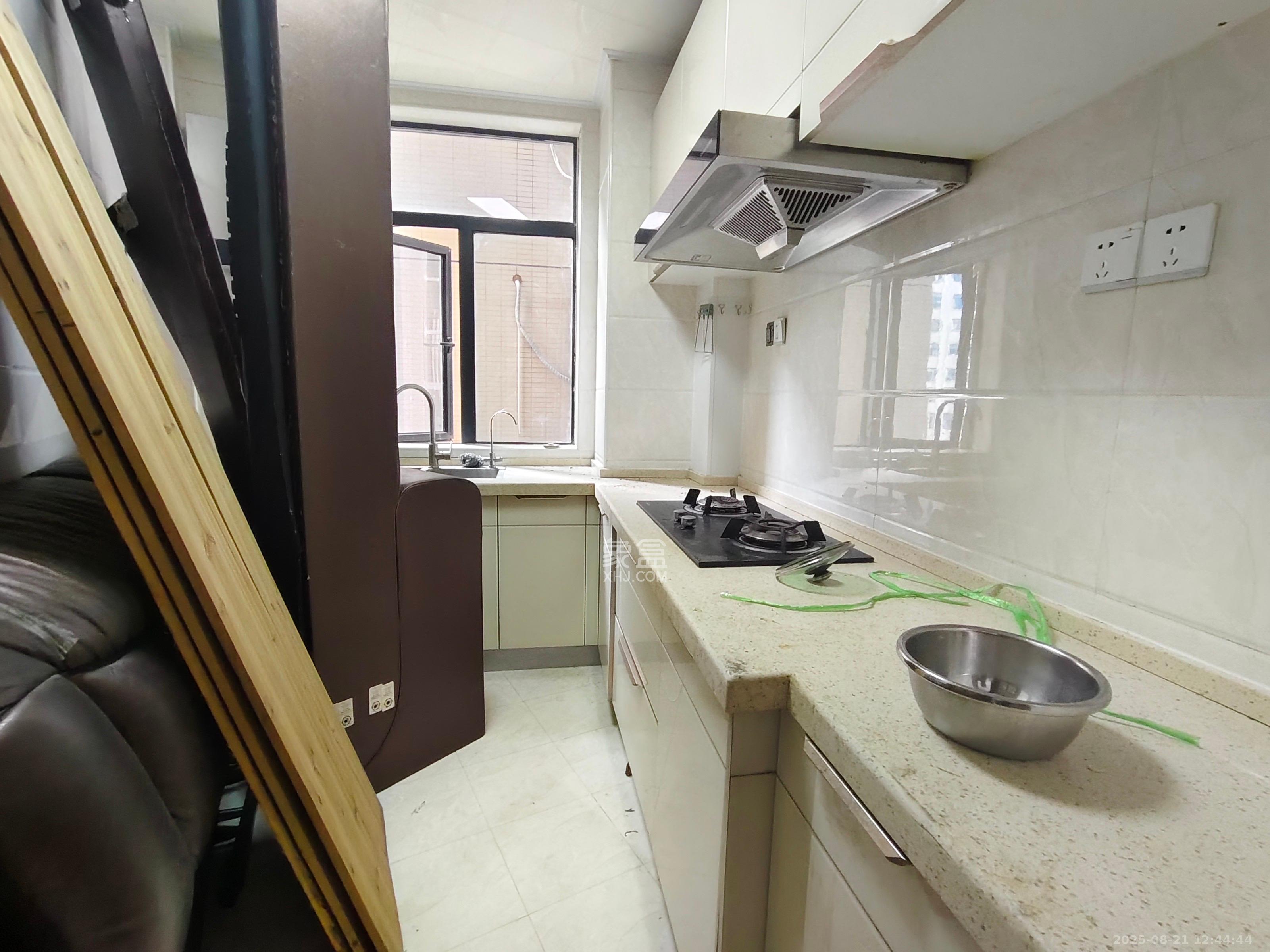 辉煌国际城二期  4室2厅2卫    2700.0元/月室内图