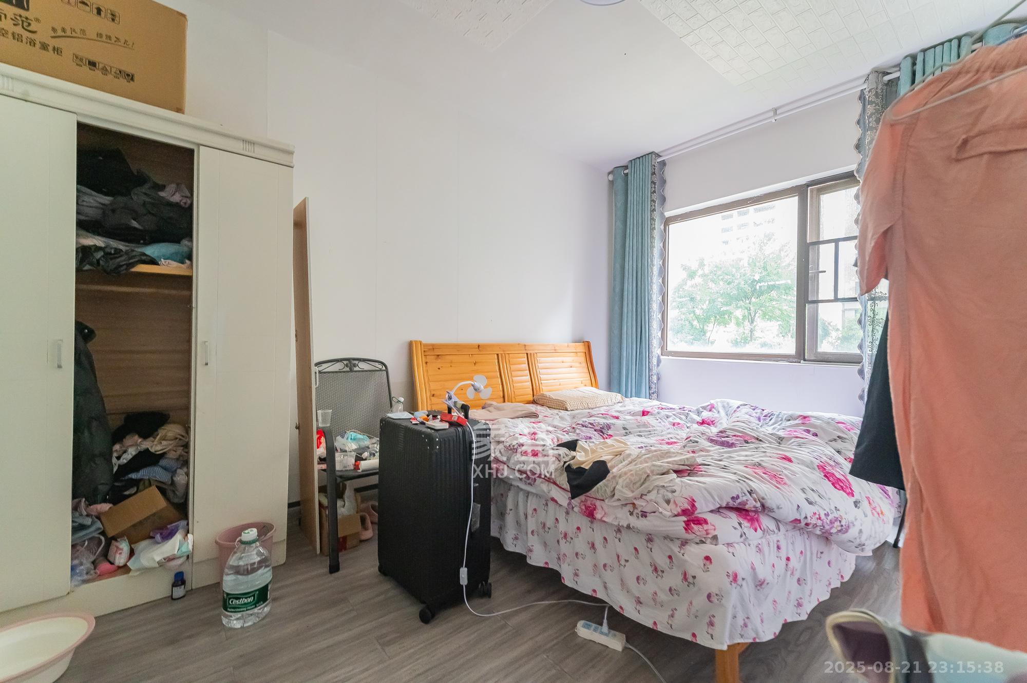 华润置地广场二期  3室2厅2卫    71.8万 华润置地广场二期  3室2厅2卫    71.8万卧室