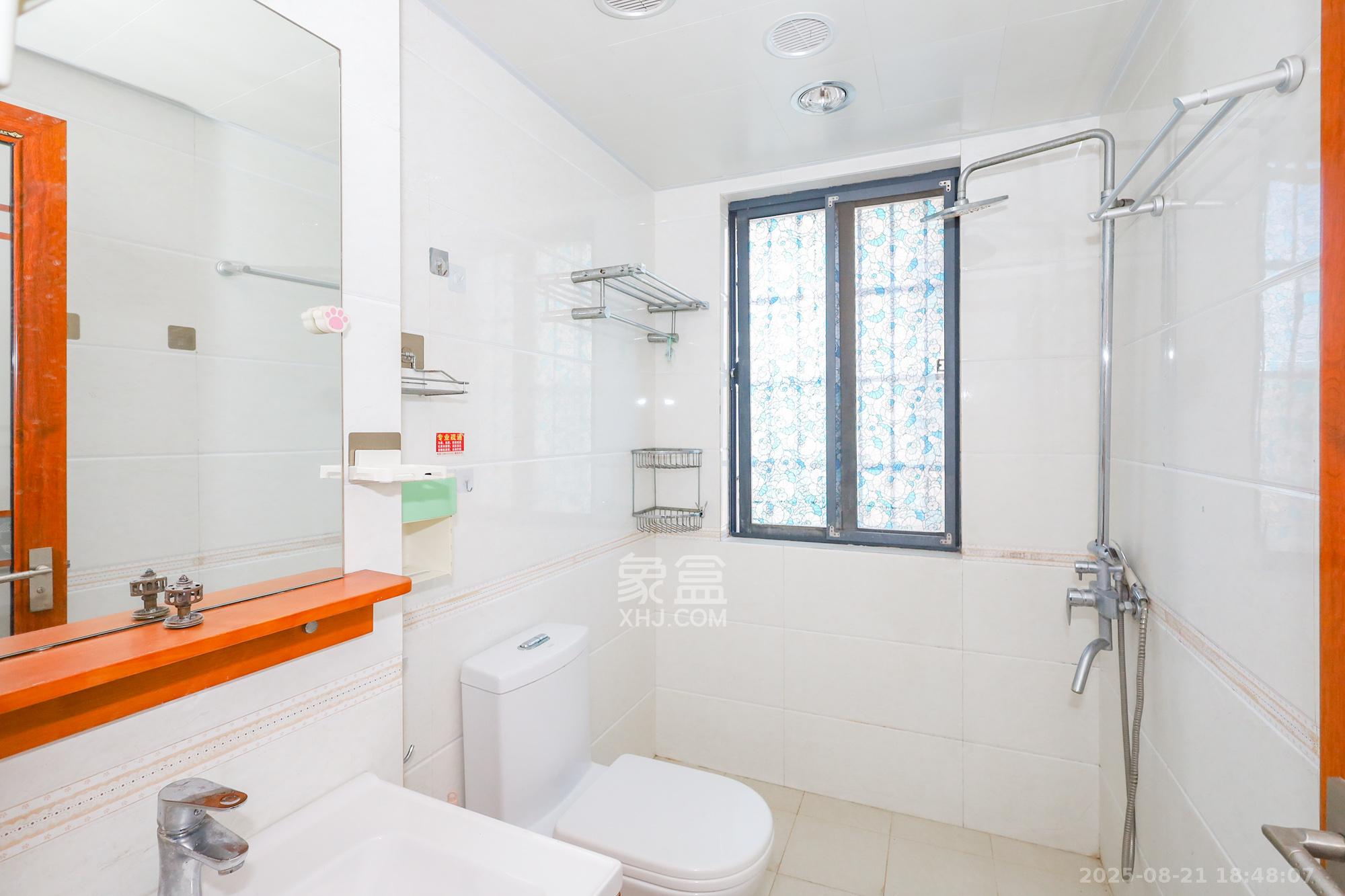 钰龙天下一期  4室2厅2卫    300.0万 钰龙天下一期  4室2厅2卫    300.0万卫生间