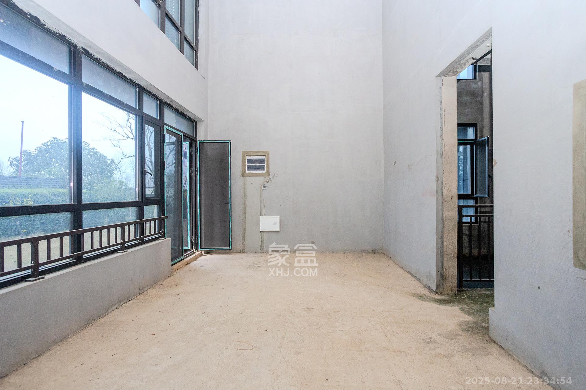 长房润和湘江玥 6室2厅2卫 600.0万 长房润和湘江玥 6室2厅2卫 600.0万客厅