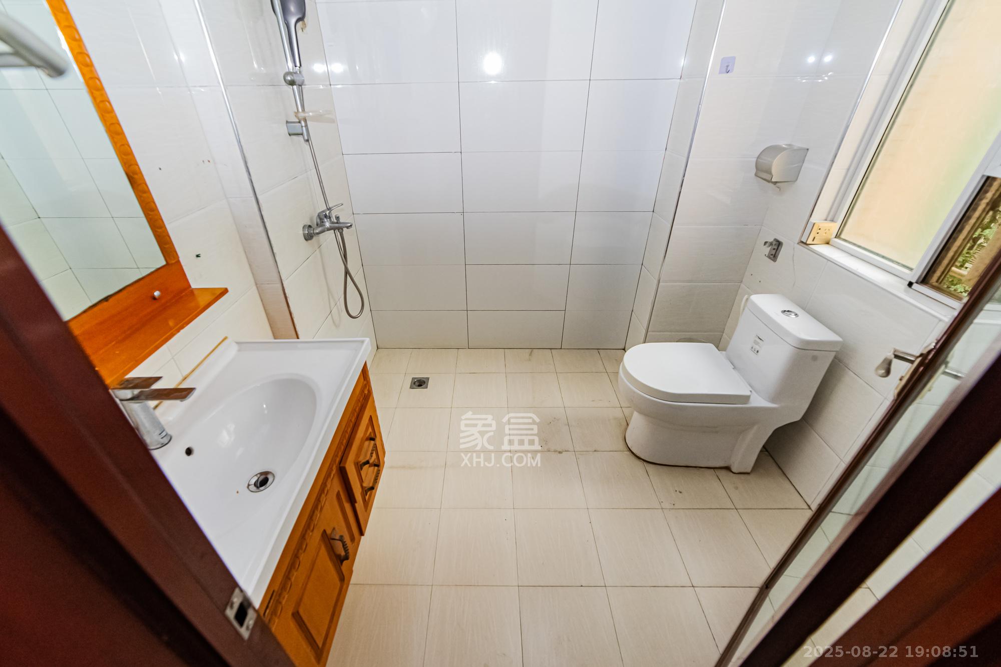 万国城(当代满庭春MOMA)一期 1室2厅2卫 98.0万 万国城(当代满庭春MOMA)一期 1室2厅2卫 98.0万卫生间