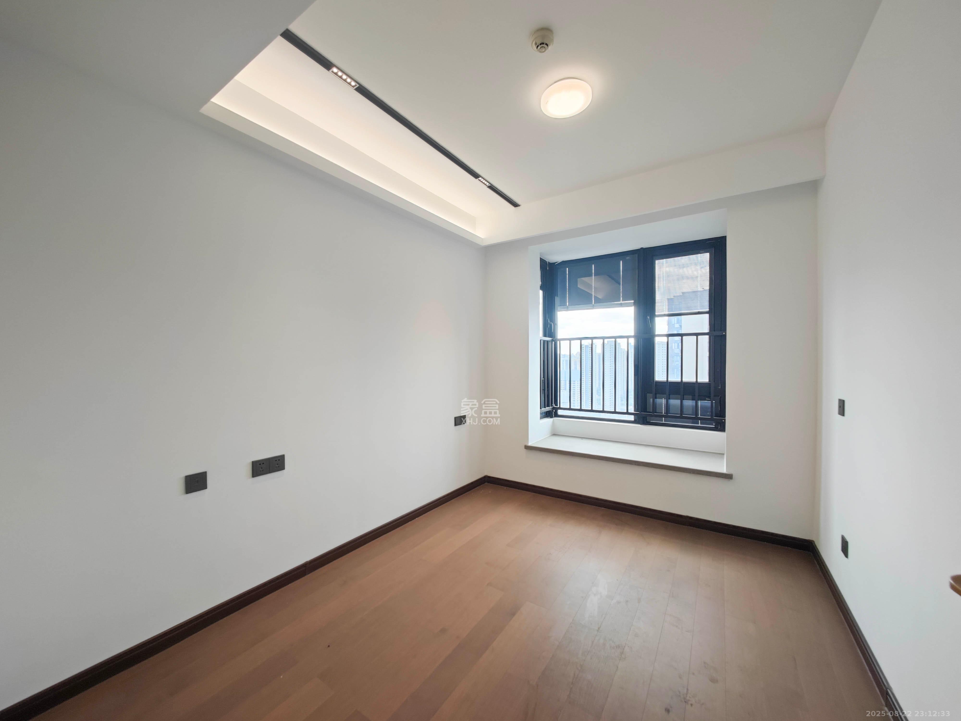 万科魅力之城  4室2厅2卫    165.0万卧室