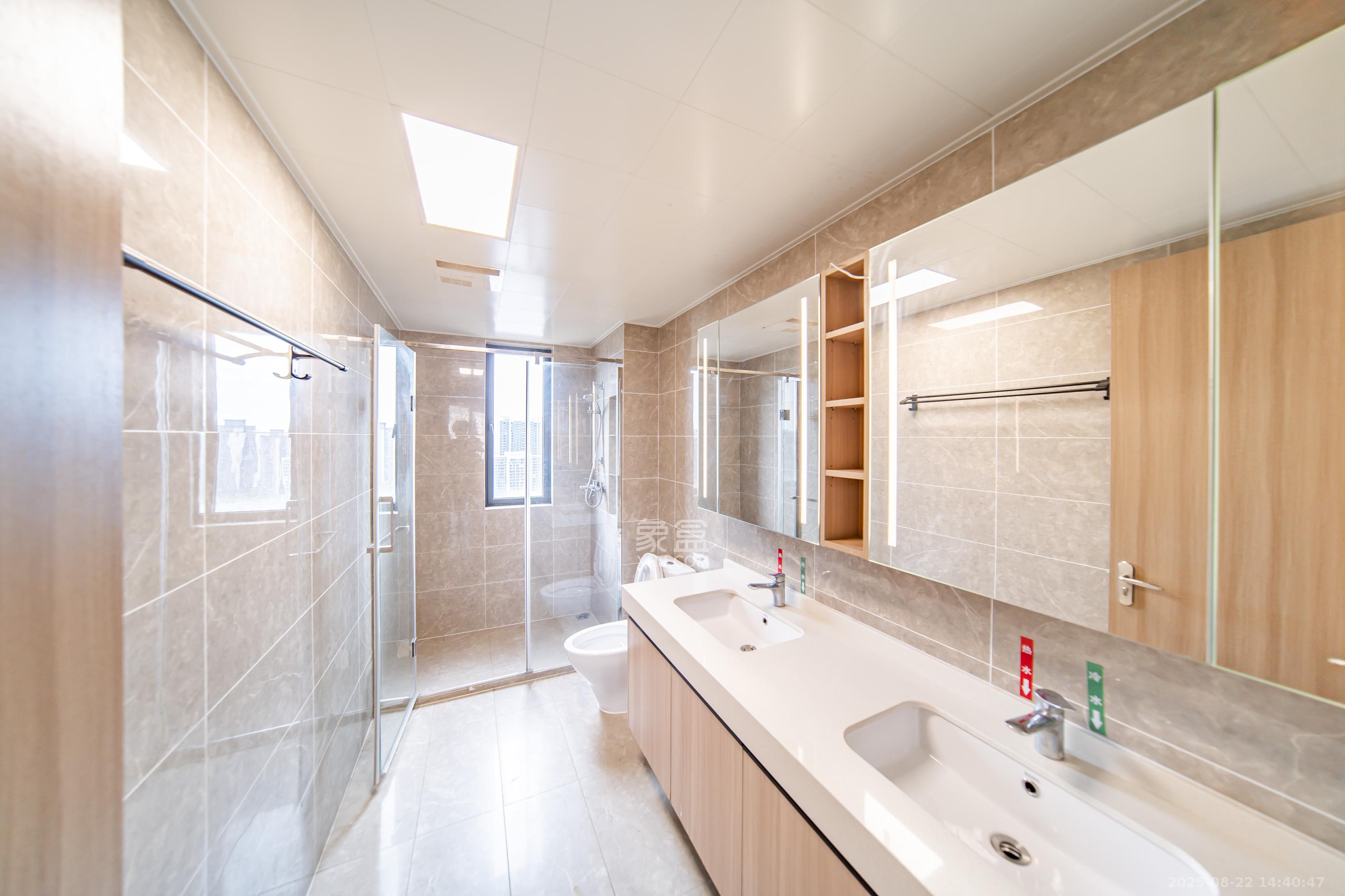 华润凯旋门二期  5室2厅2卫    250.0万卫生间