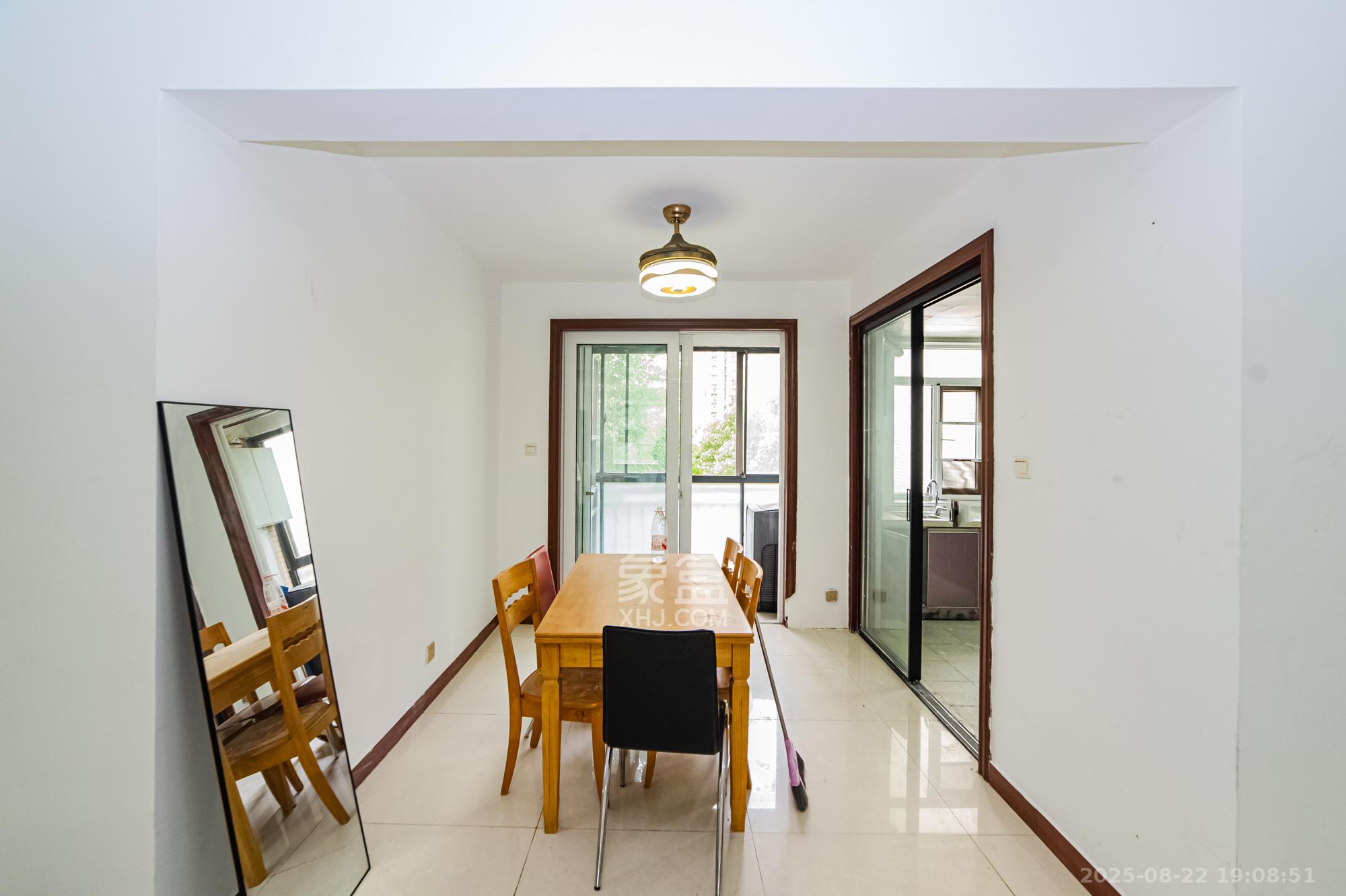 万国城(当代满庭春MOMA)一期 1室2厅2卫 98.0万 万国城(当代满庭春MOMA)一期 1室2厅2卫 98.0万客厅