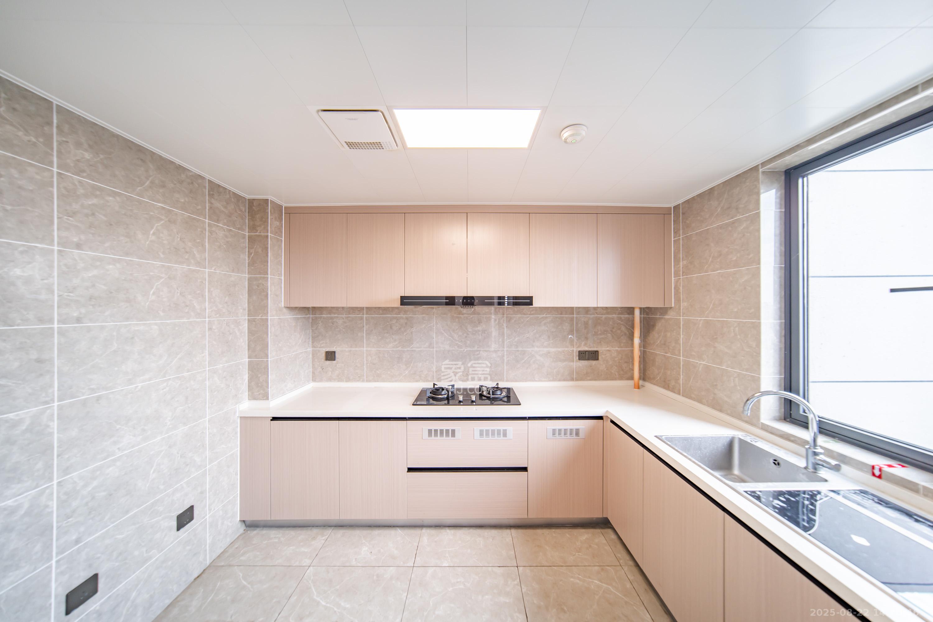 华润凯旋门二期  5室2厅2卫    250.0万厨房