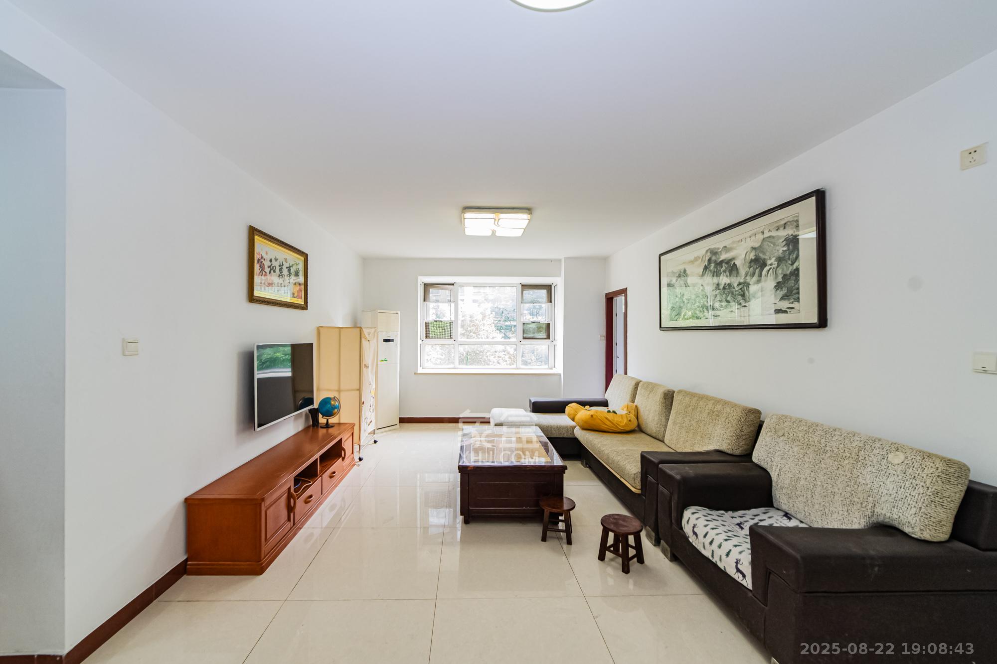 万国城(当代满庭春MOMA)一期 1室2厅2卫 98.0万 万国城(当代满庭春MOMA)一期 1室2厅2卫 98.0万客厅