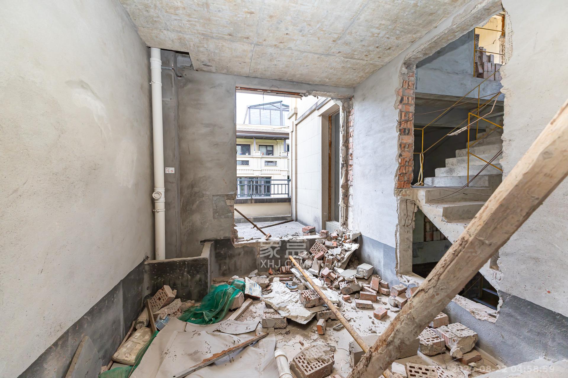 龙湖璟宸原著（龙湖紫宸）  6室2厅4卫    680.0万卫生间