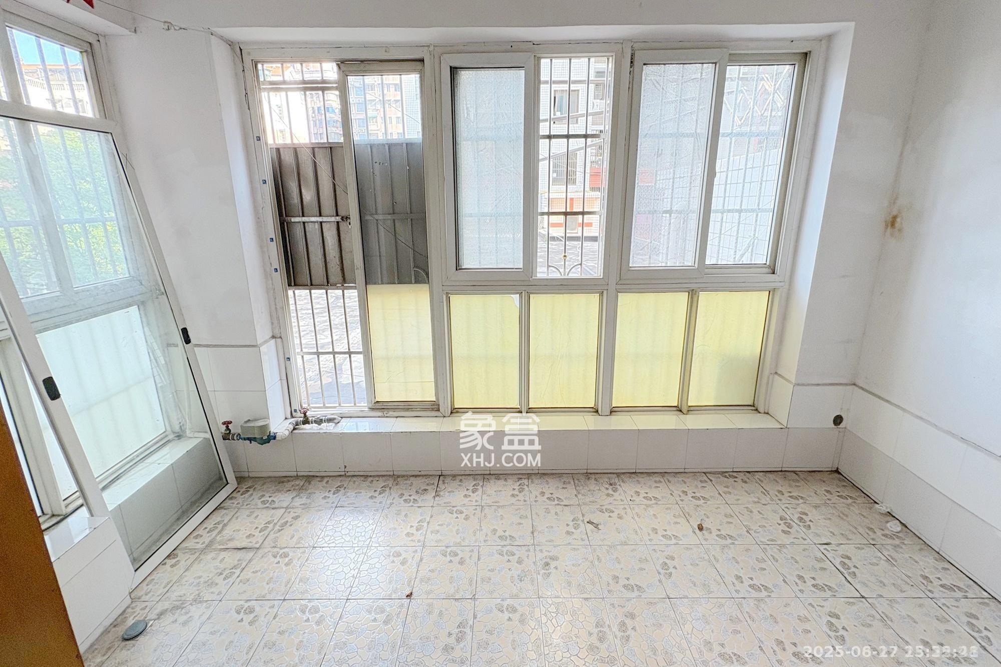 佳天雅苑 3室2厅2卫 2000.0元/月 佳天雅苑 3室2厅2卫 2000.0元/月室内图