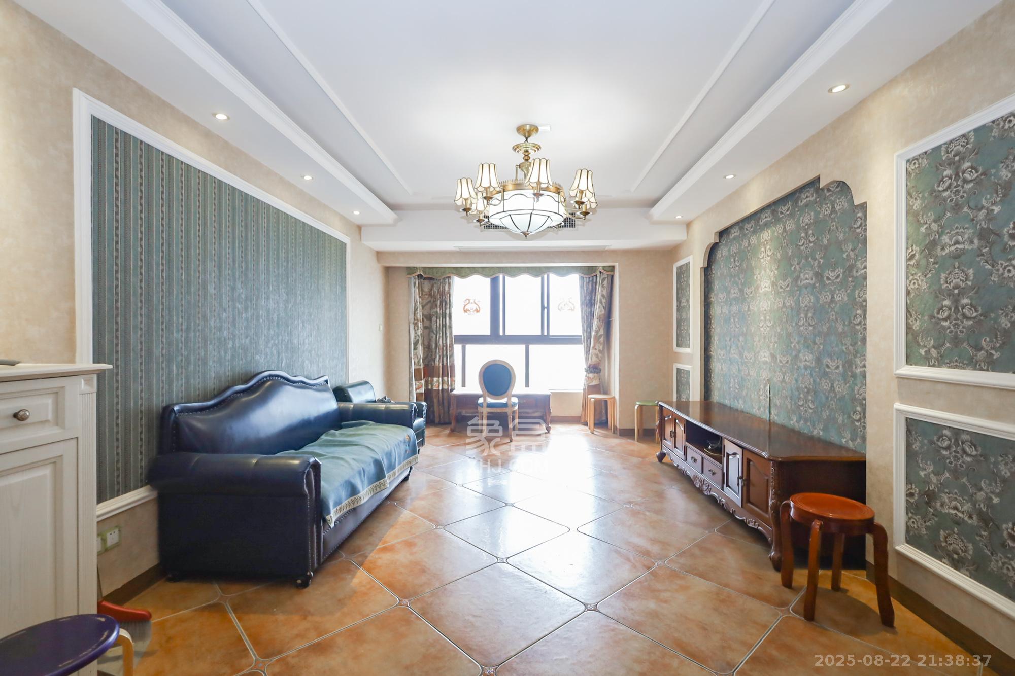 绿地中央广场  3室2厅1卫    140.0万 绿地中央广场  3室2厅1卫    140.0万客厅