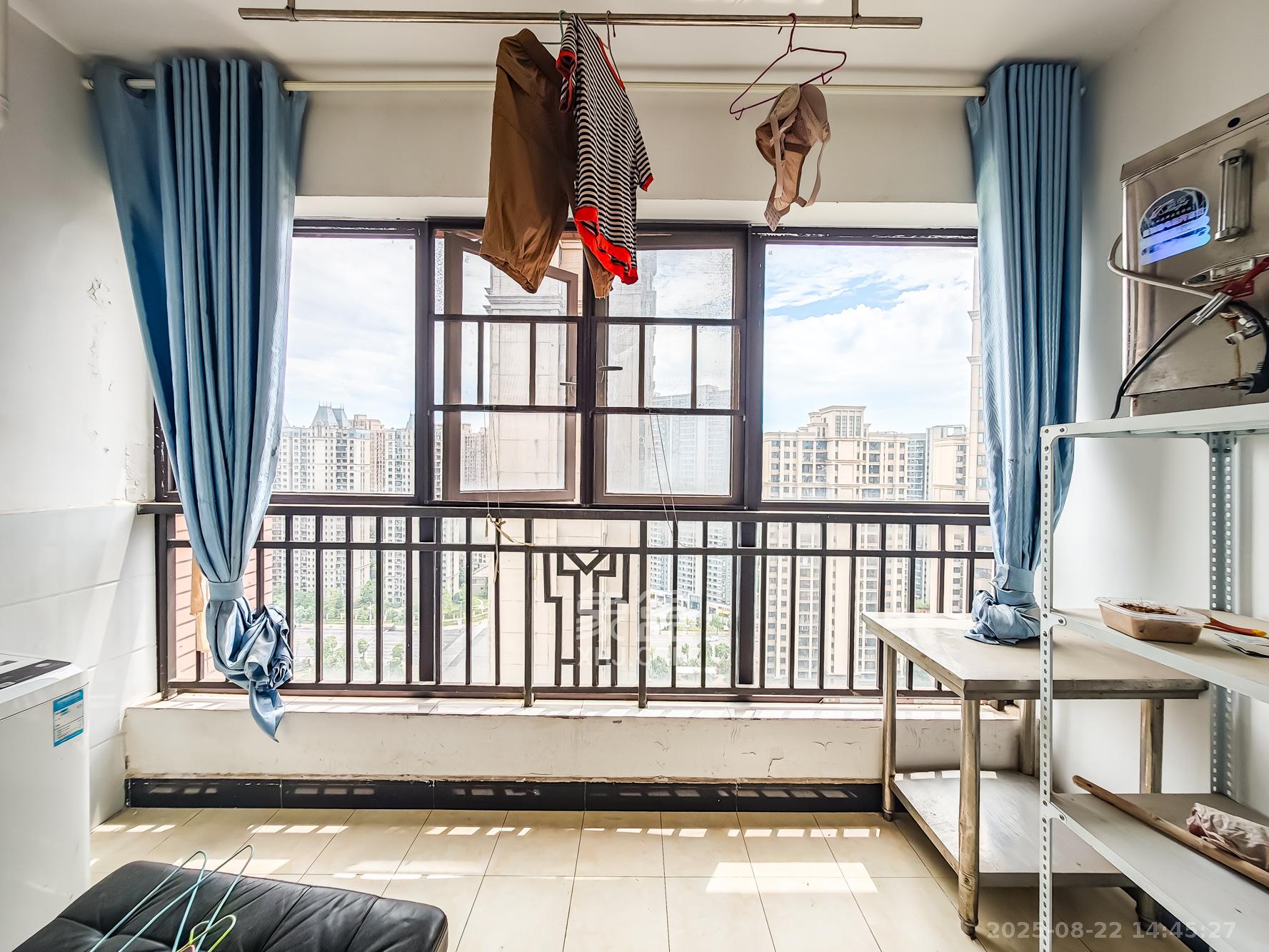 绿地海外滩一期  3室2厅2卫    62.0万 绿地海外滩一期  3室2厅2卫    62.0万阳台