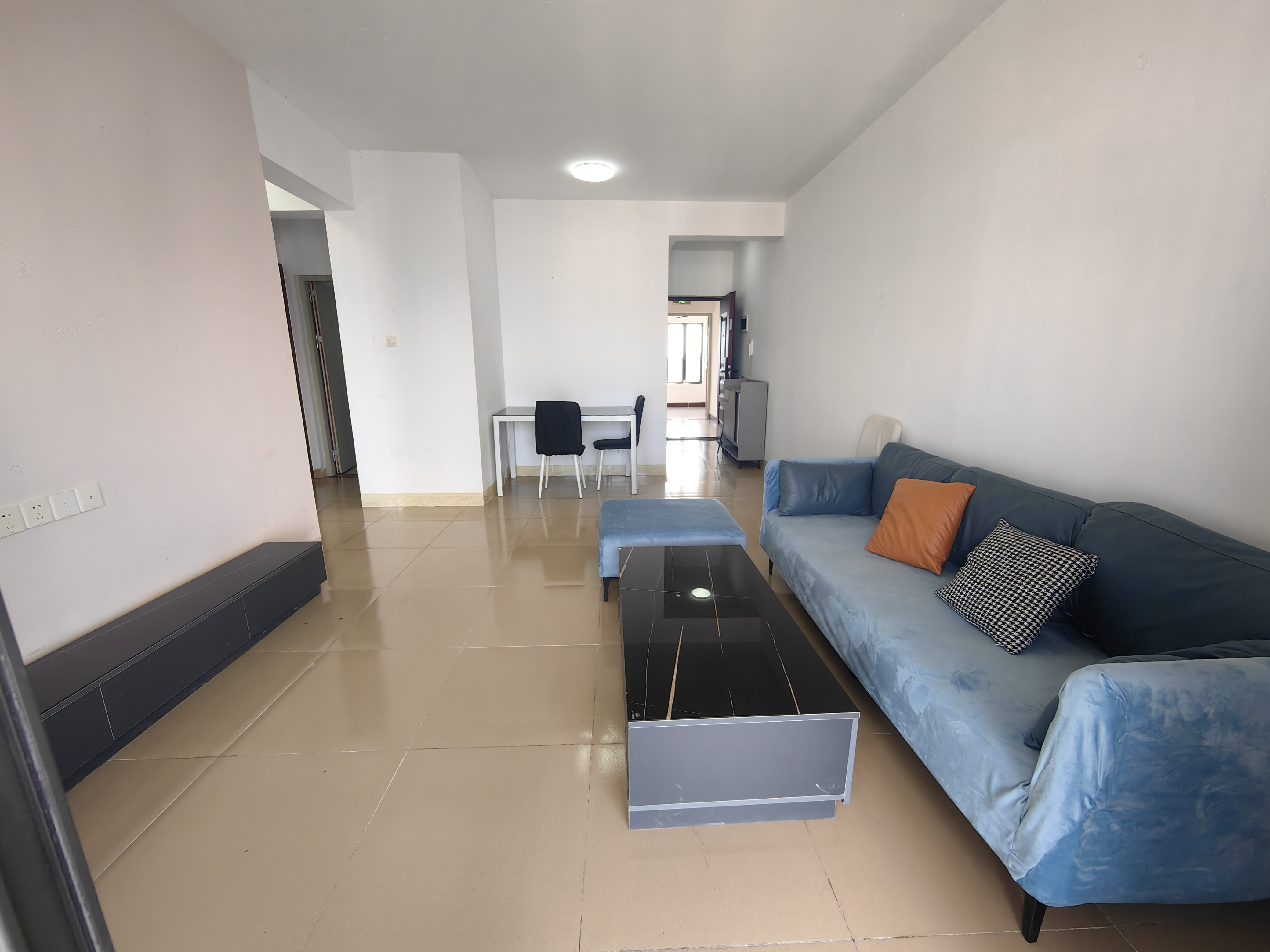 冠盛天泽园 2室2厅1卫 2400.0元/月 冠盛天泽园 2室2厅1卫 2400.0元/月室内图