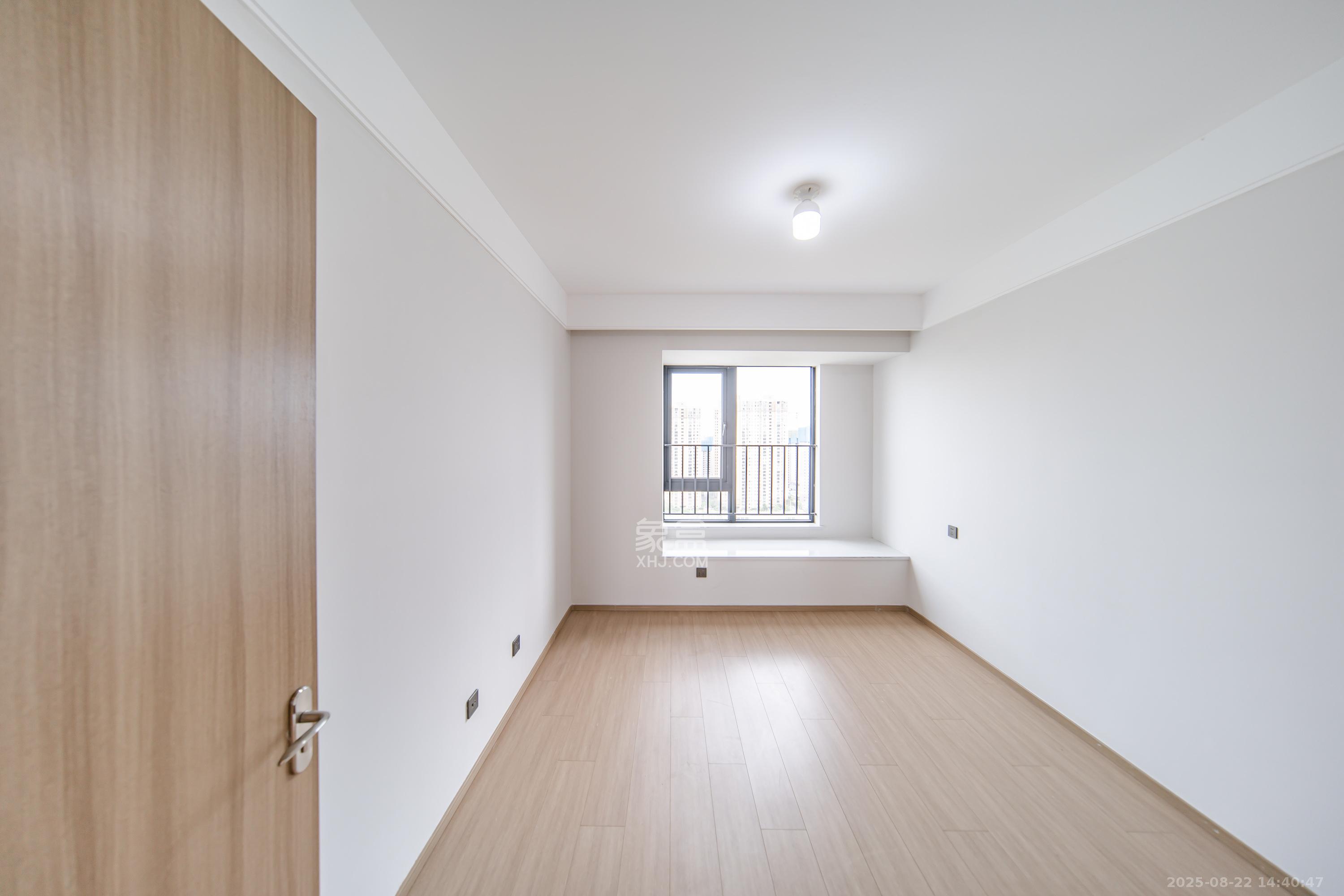 华润凯旋门二期 5室2厅2卫 250.0万 华润凯旋门二期 5室2厅2卫 250.0万卧室