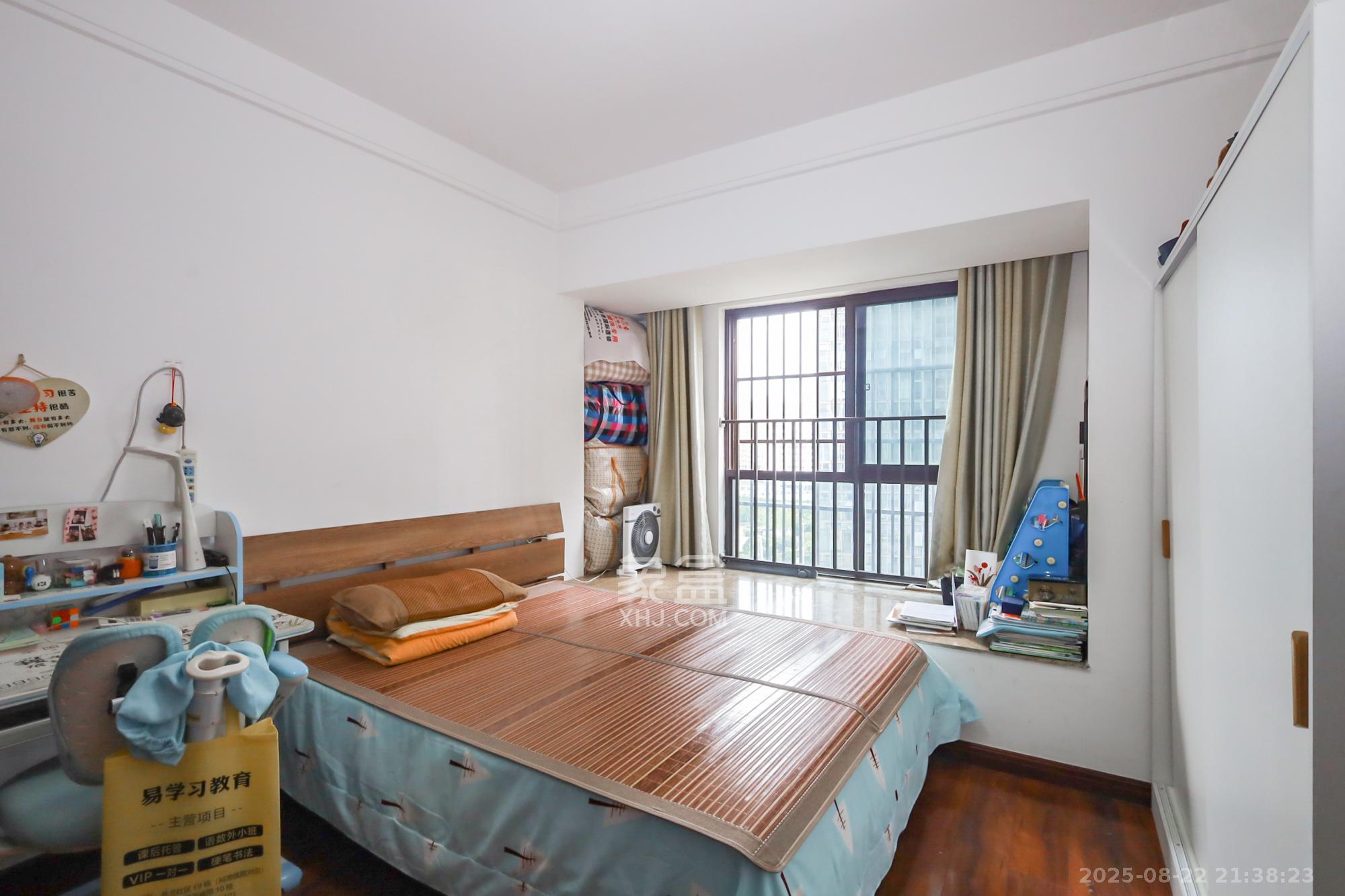 绿地中央广场  3室2厅1卫    90.0万卧室