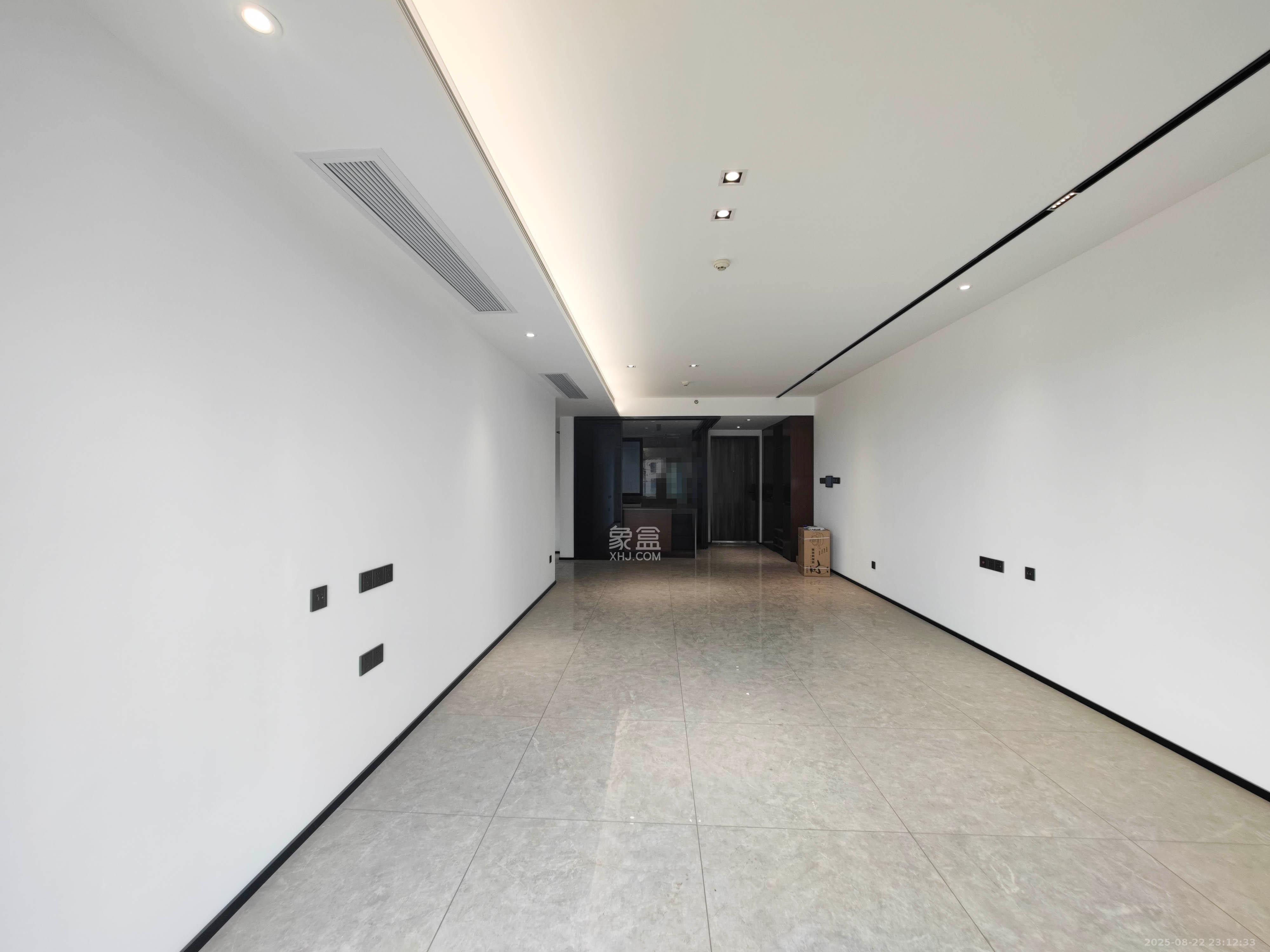 万科魅力之城  4室2厅2卫    165.0万客厅