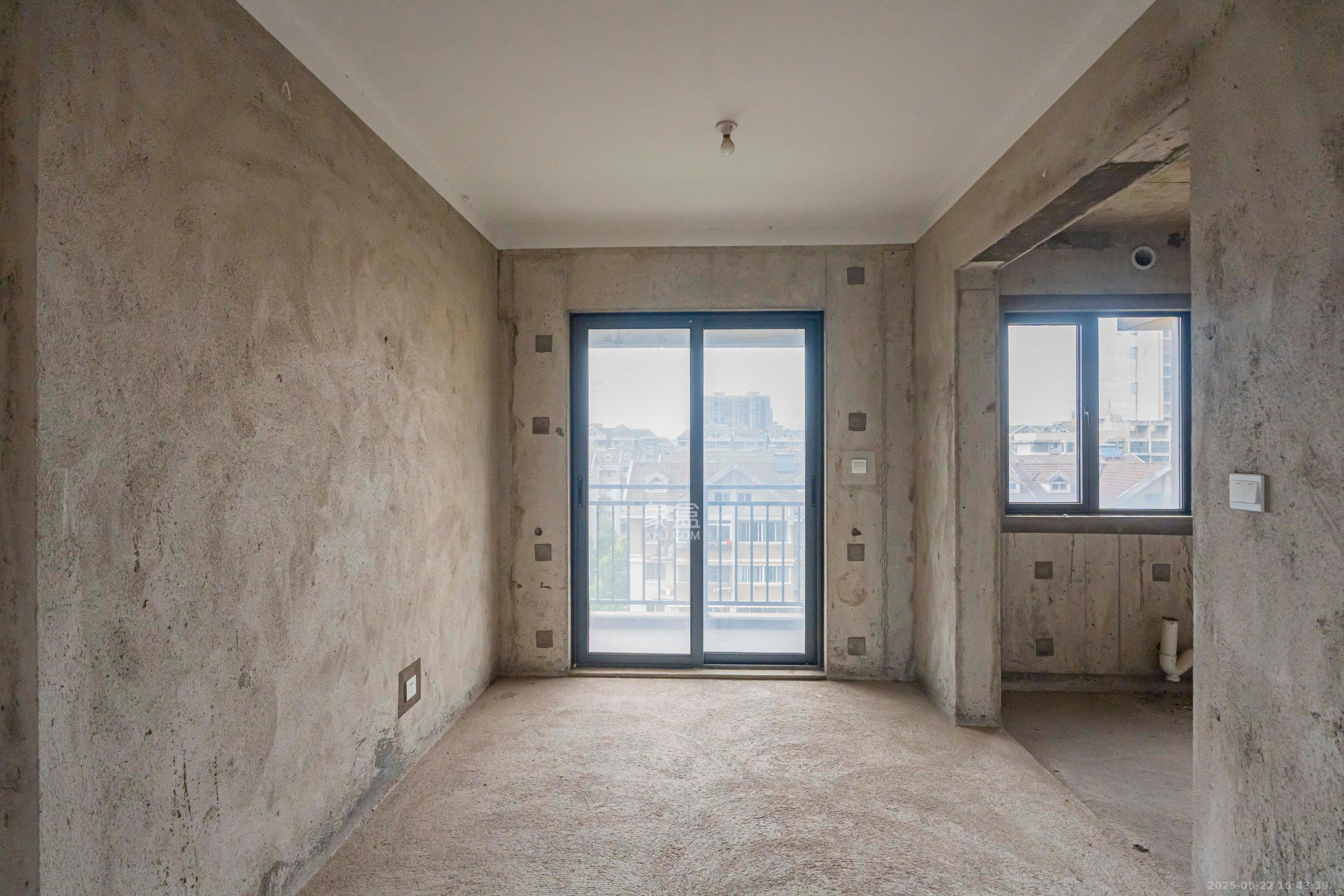 五矿沁园金城（春和景园）  4室2厅2卫    110.0万客厅