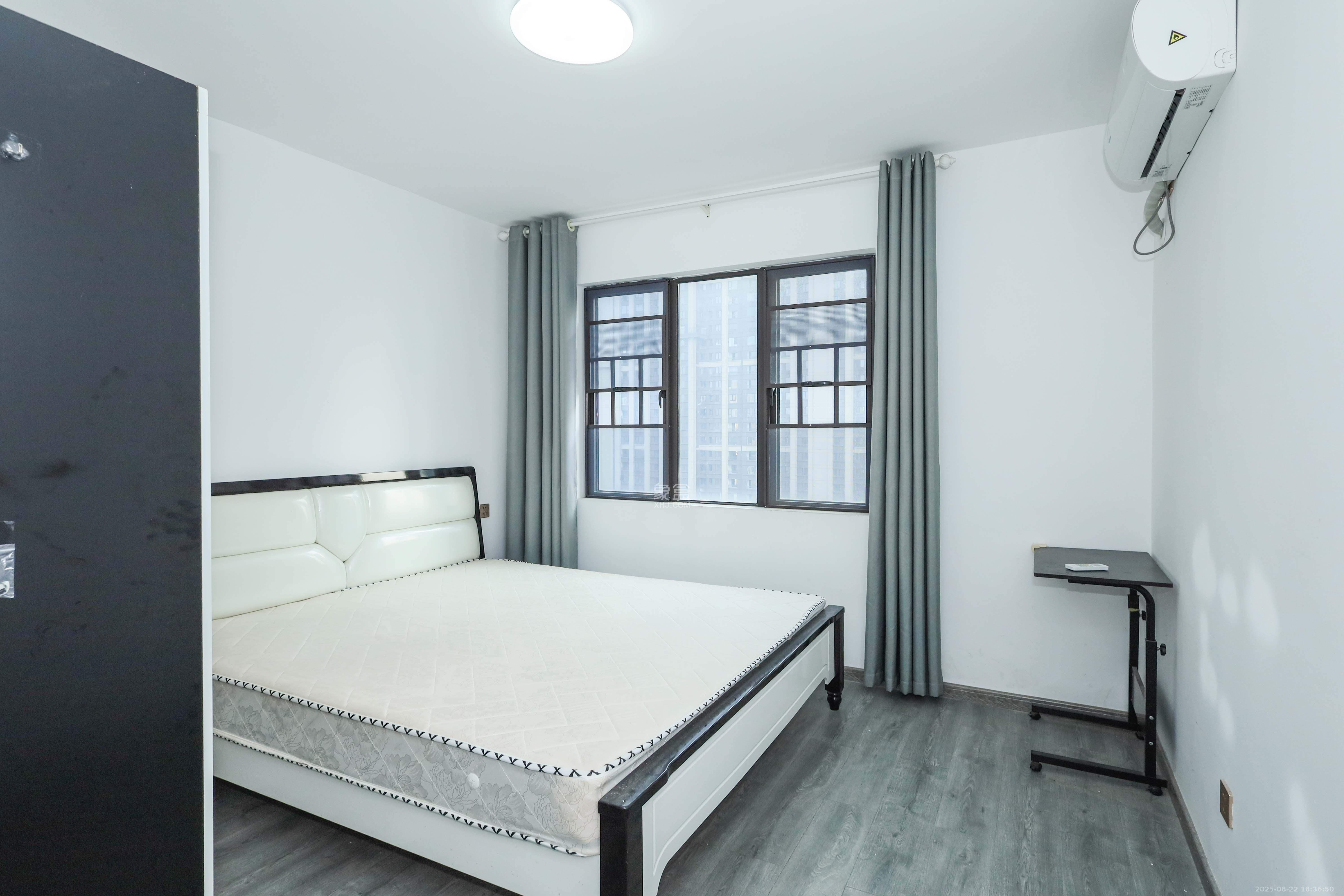 中国铁建梅溪青秀二期  4室2厅2卫    145.0万卧室