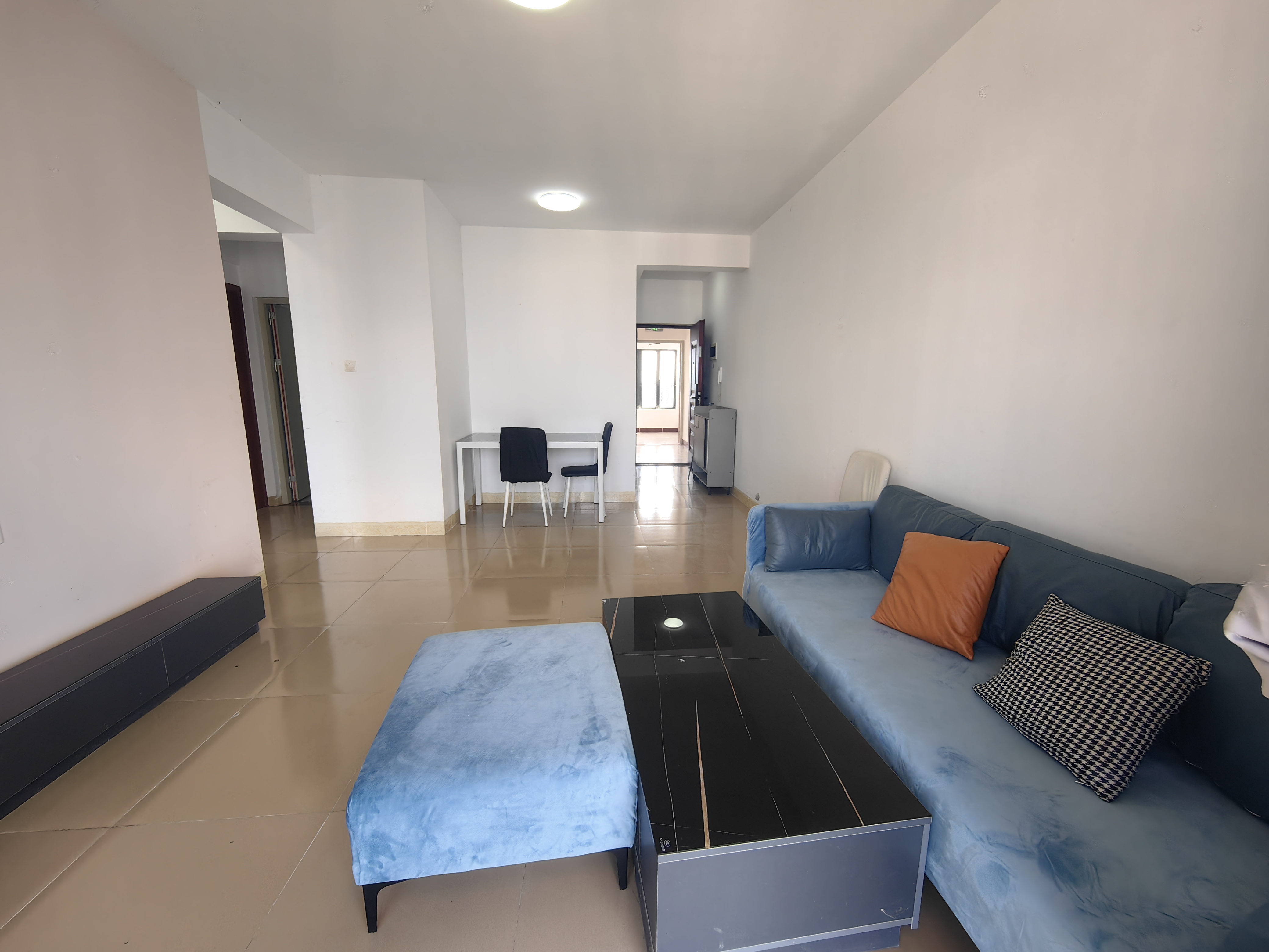 冠盛天泽园 2室2厅1卫 2400.0元/月 冠盛天泽园 2室2厅1卫 2400.0元/月室内图