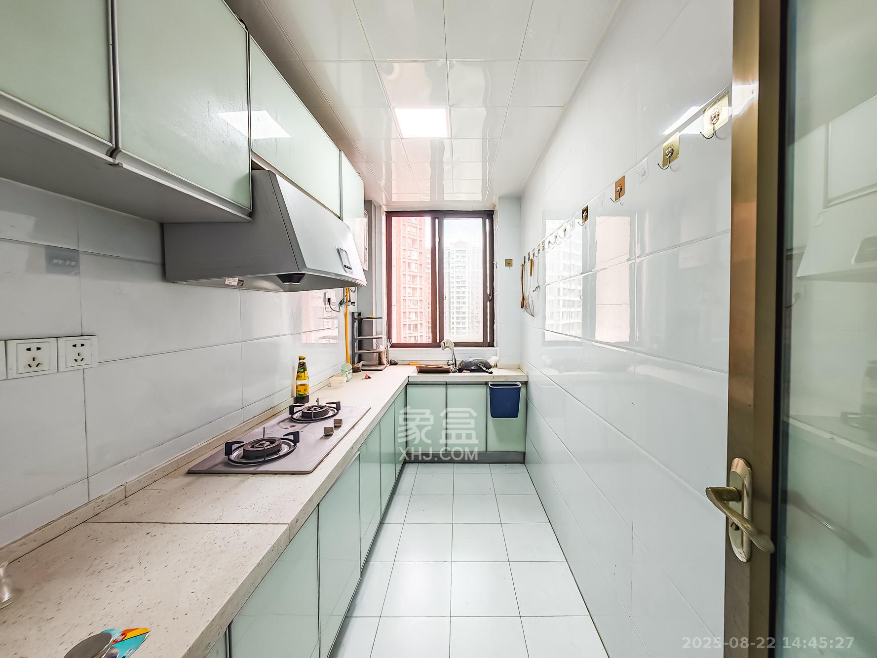 绿地海外滩一期  3室2厅2卫    62.0万 绿地海外滩一期  3室2厅2卫    62.0万厨房