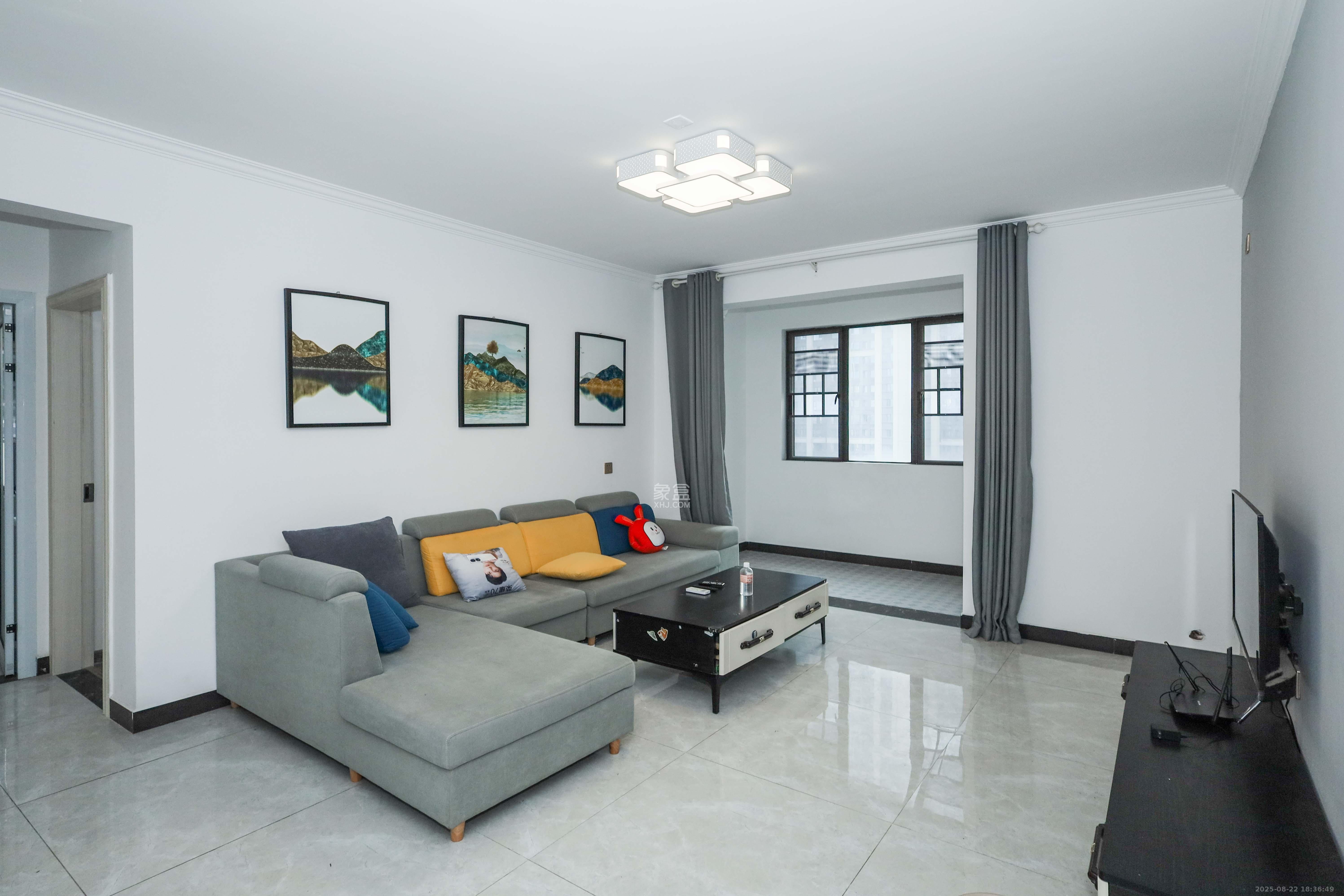 中国铁建梅溪青秀二期  4室2厅2卫    145.0万客厅