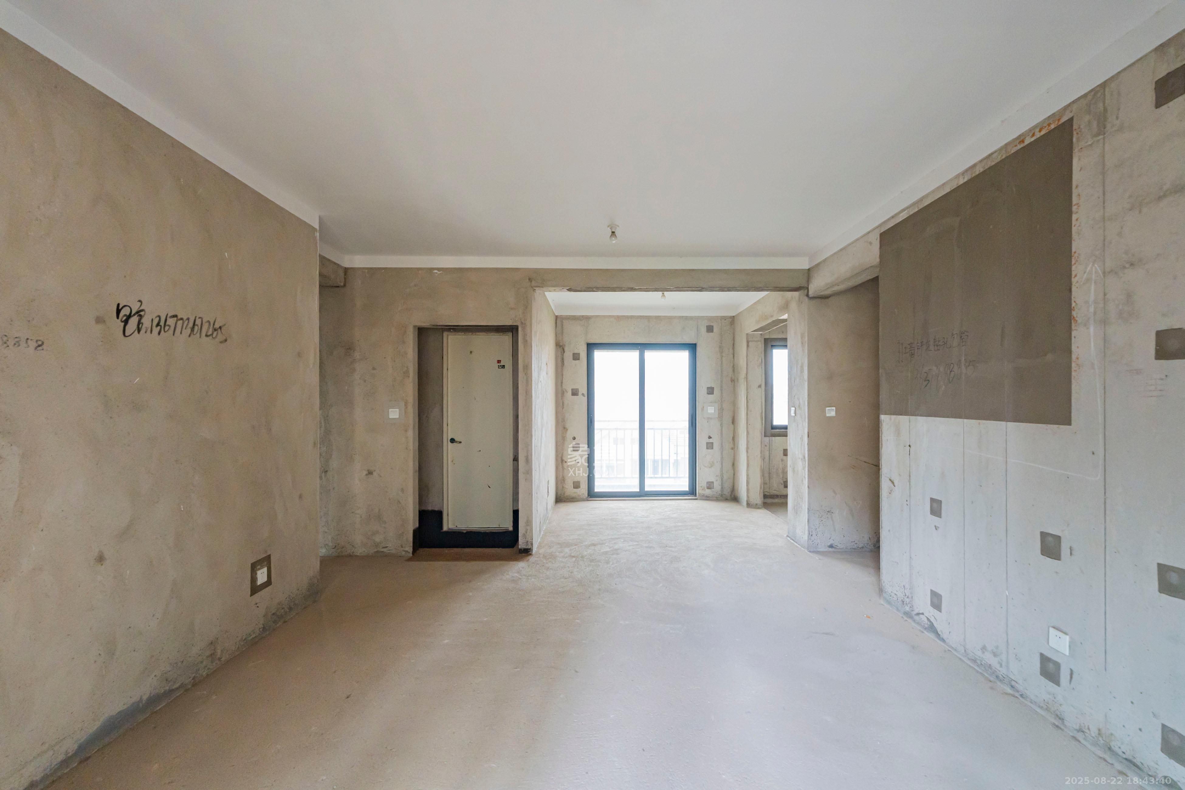 五矿沁园金城（春和景园）  4室2厅2卫    110.0万客厅