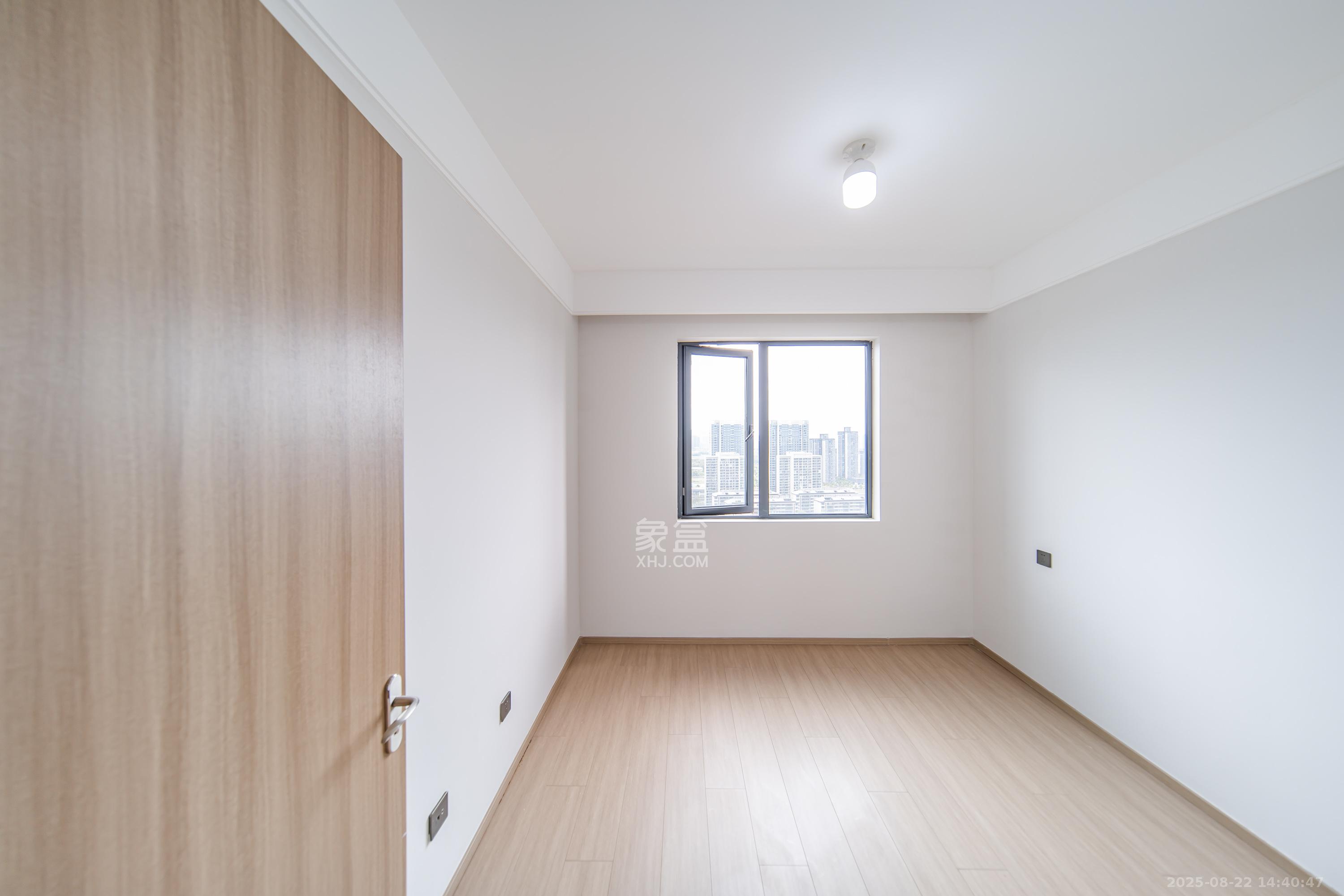 华润凯旋门二期 5室2厅2卫 250.0万 华润凯旋门二期 5室2厅2卫 250.0万卧室