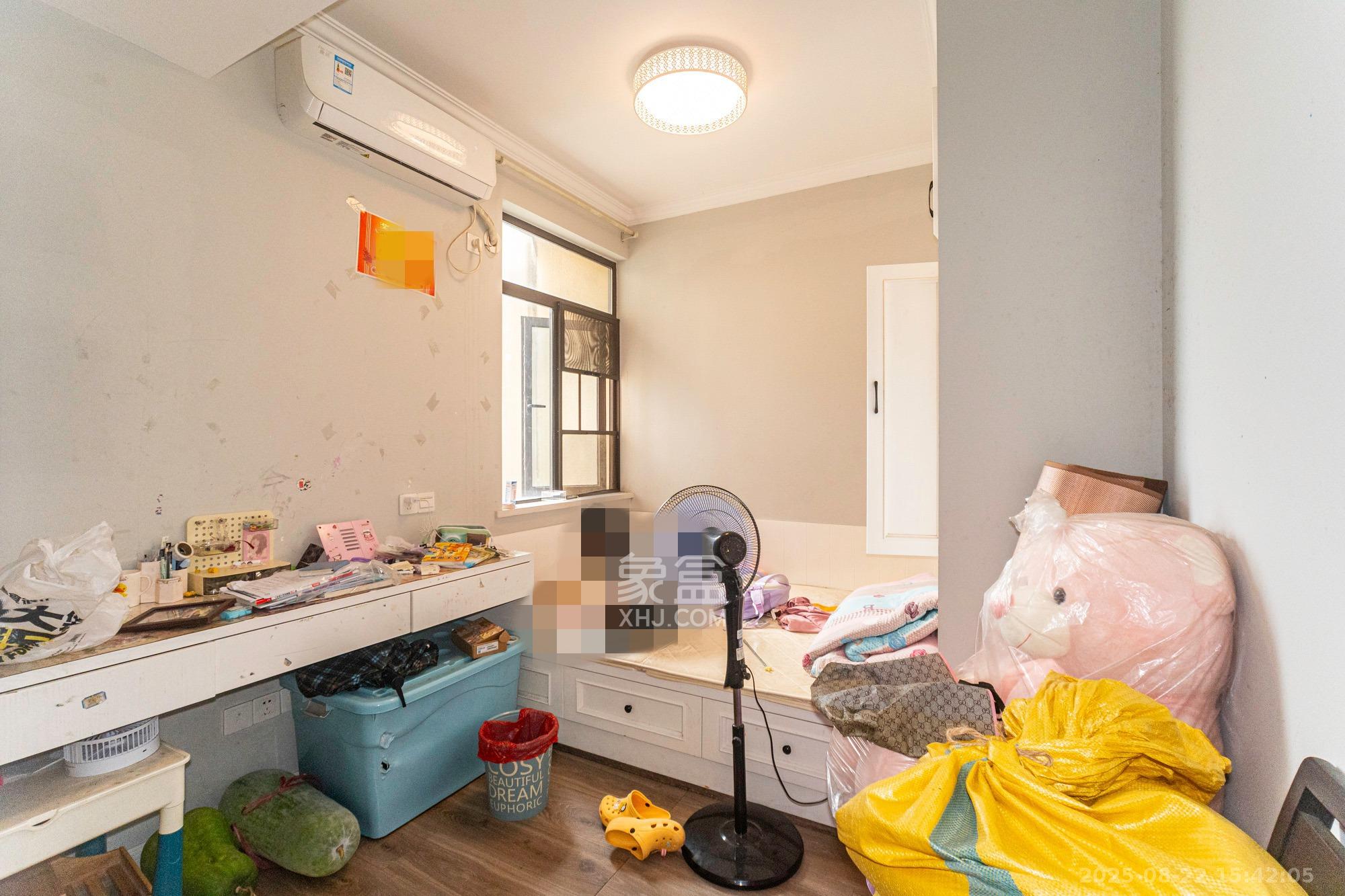 艾美潇湘  4室2厅2卫    79.8万卧室