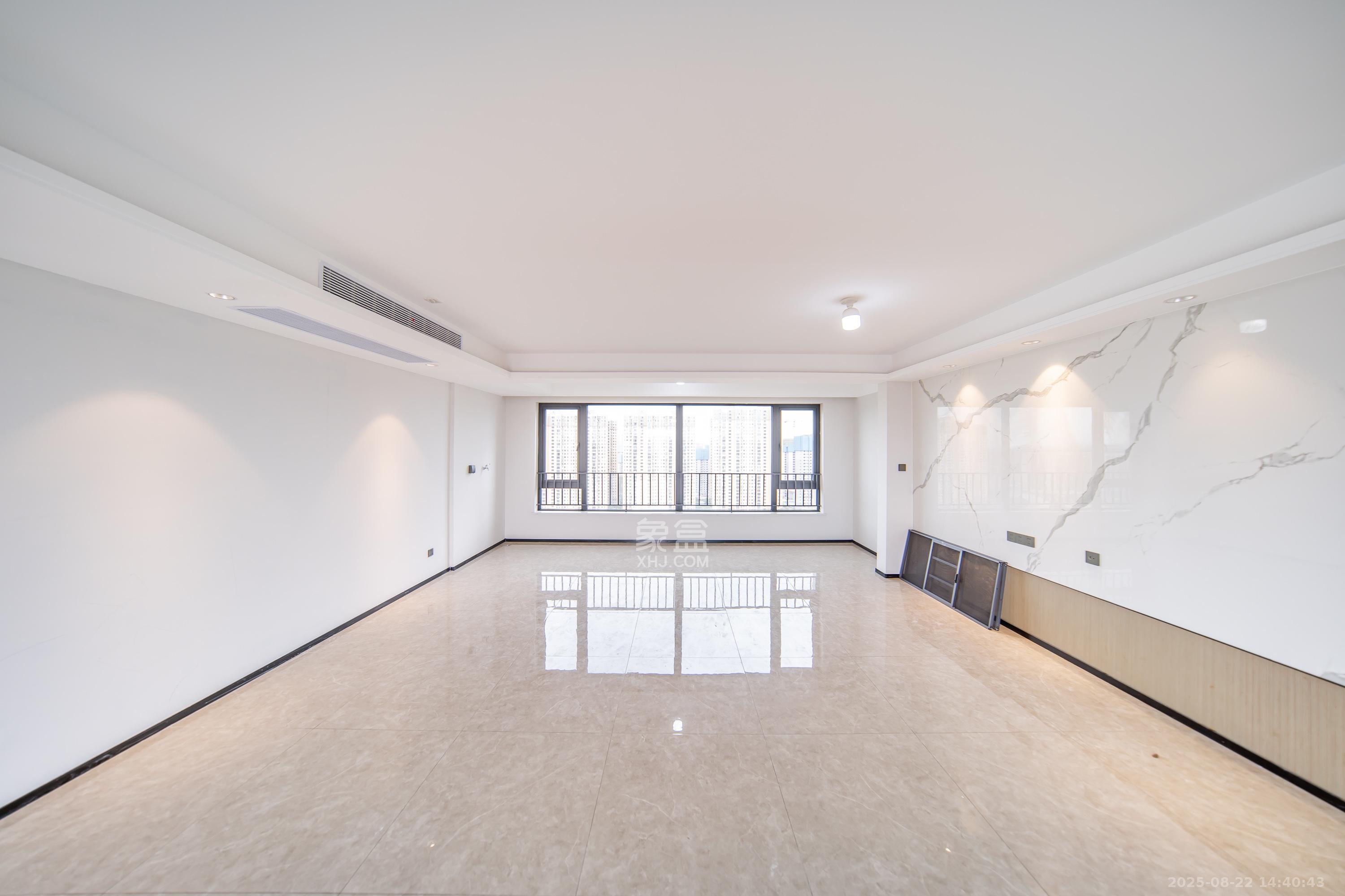 华润凯旋门二期 5室2厅2卫 250.0万 华润凯旋门二期 5室2厅2卫 250.0万客厅