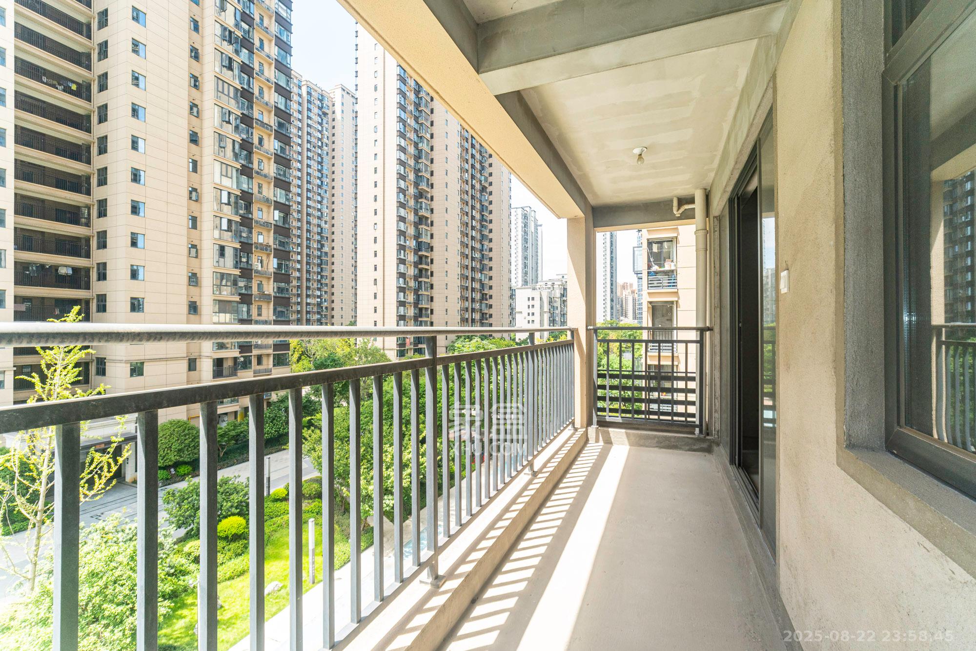 日盛湖湘花苑  3室2厅1卫    67.0万 日盛湖湘花苑  3室2厅1卫    67.0万阳台