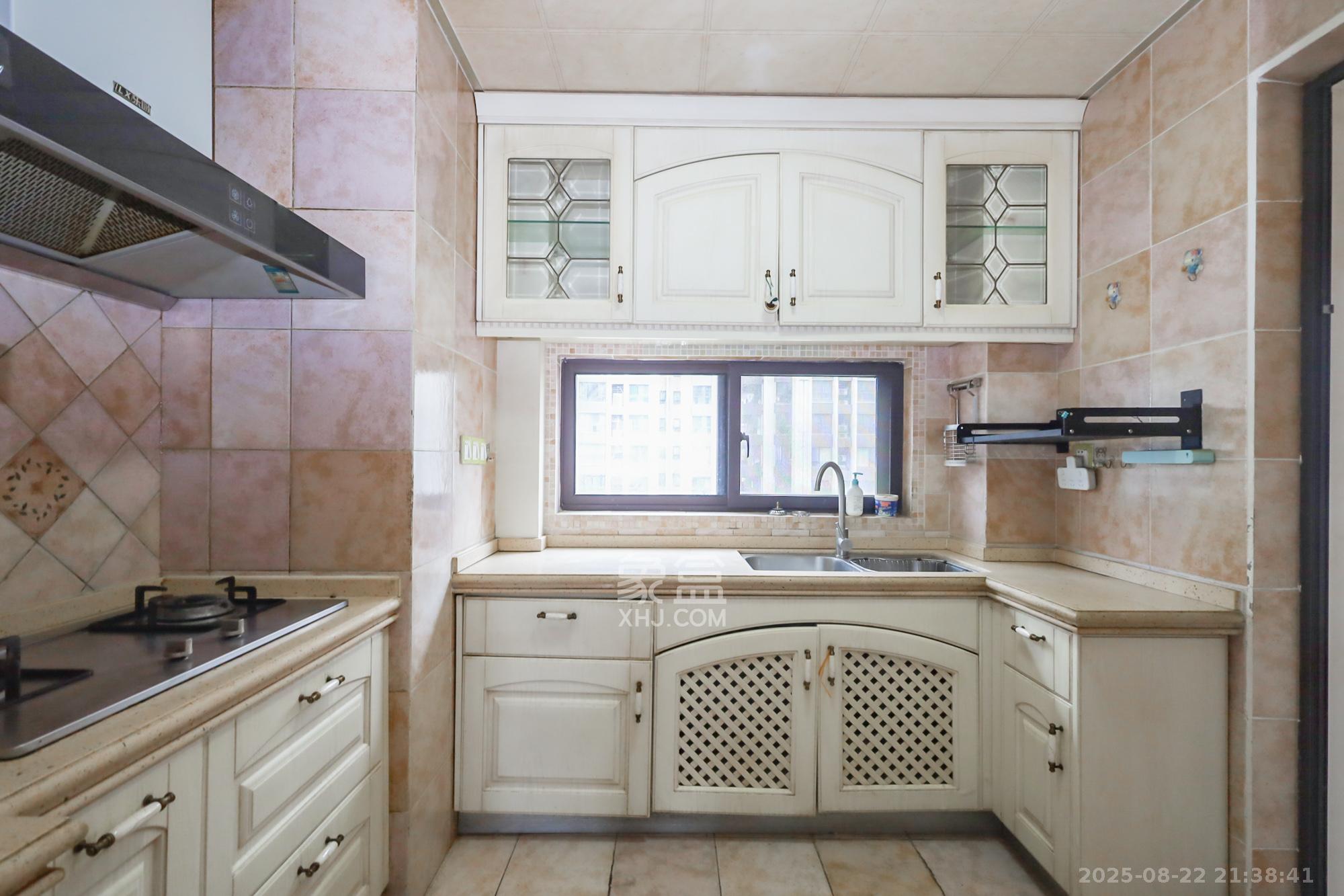 绿地中央广场  3室2厅1卫    140.0万 绿地中央广场  3室2厅1卫    140.0万厨房