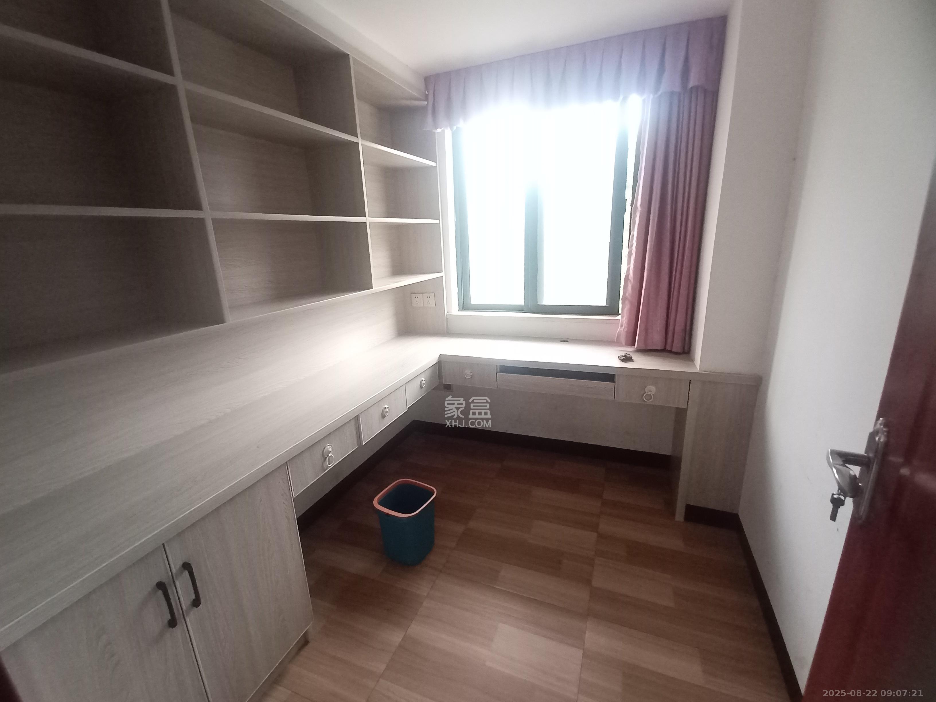 岳鞍阁小区  3室2厅1卫    2400.0元/月 岳鞍阁小区  3室2厅1卫    2400.0元/月室内图