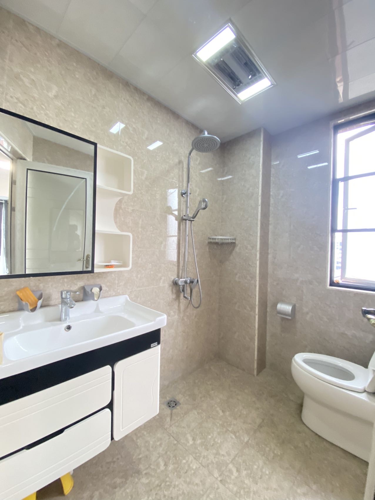 雅士林欣城 3室2厅2卫 2300.0元/月 雅士林欣城 3室2厅2卫 2300.0元/月室内图