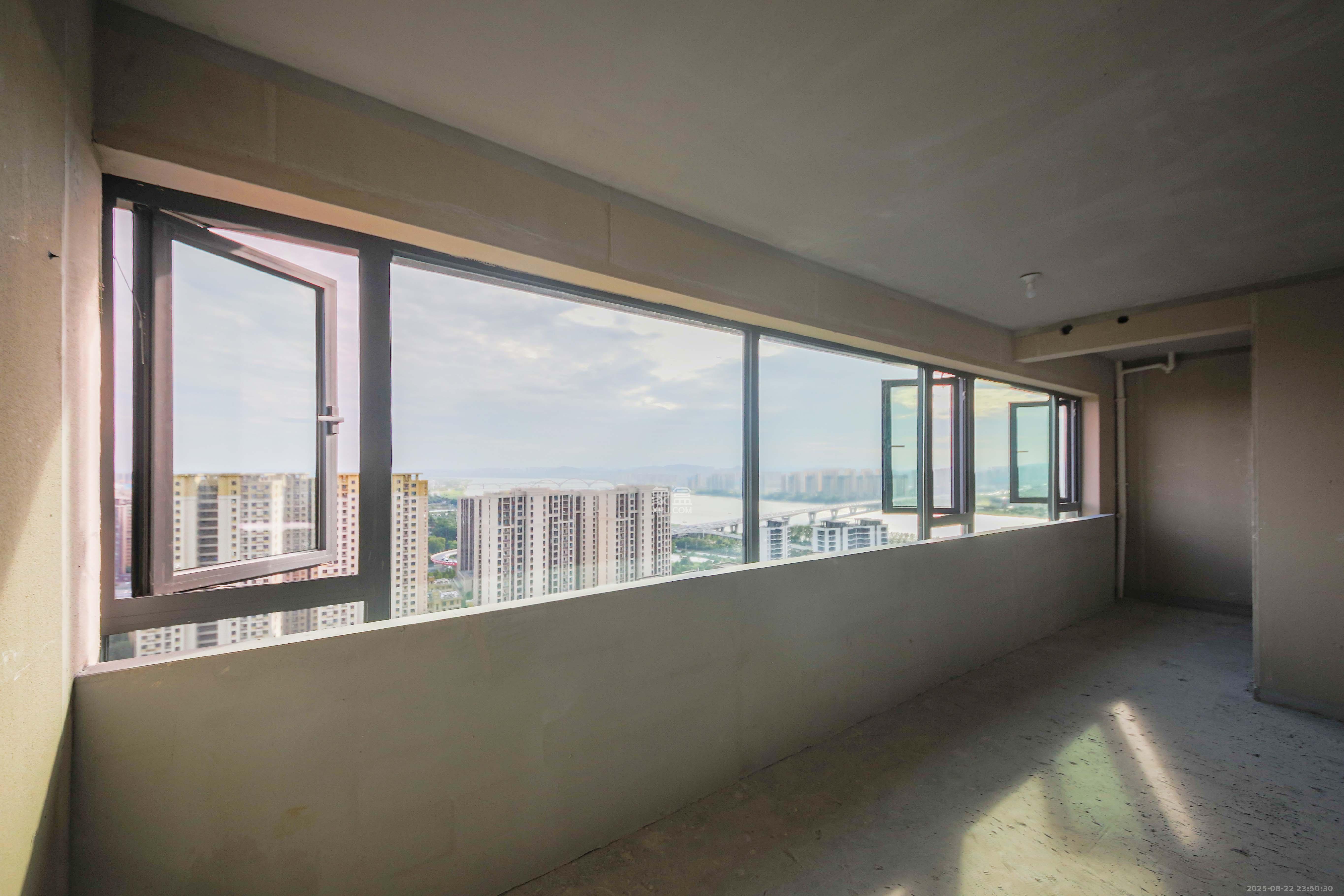 龙湖云河颂  4室2厅3卫    300.0万 龙湖云河颂  4室2厅3卫    300.0万阳台