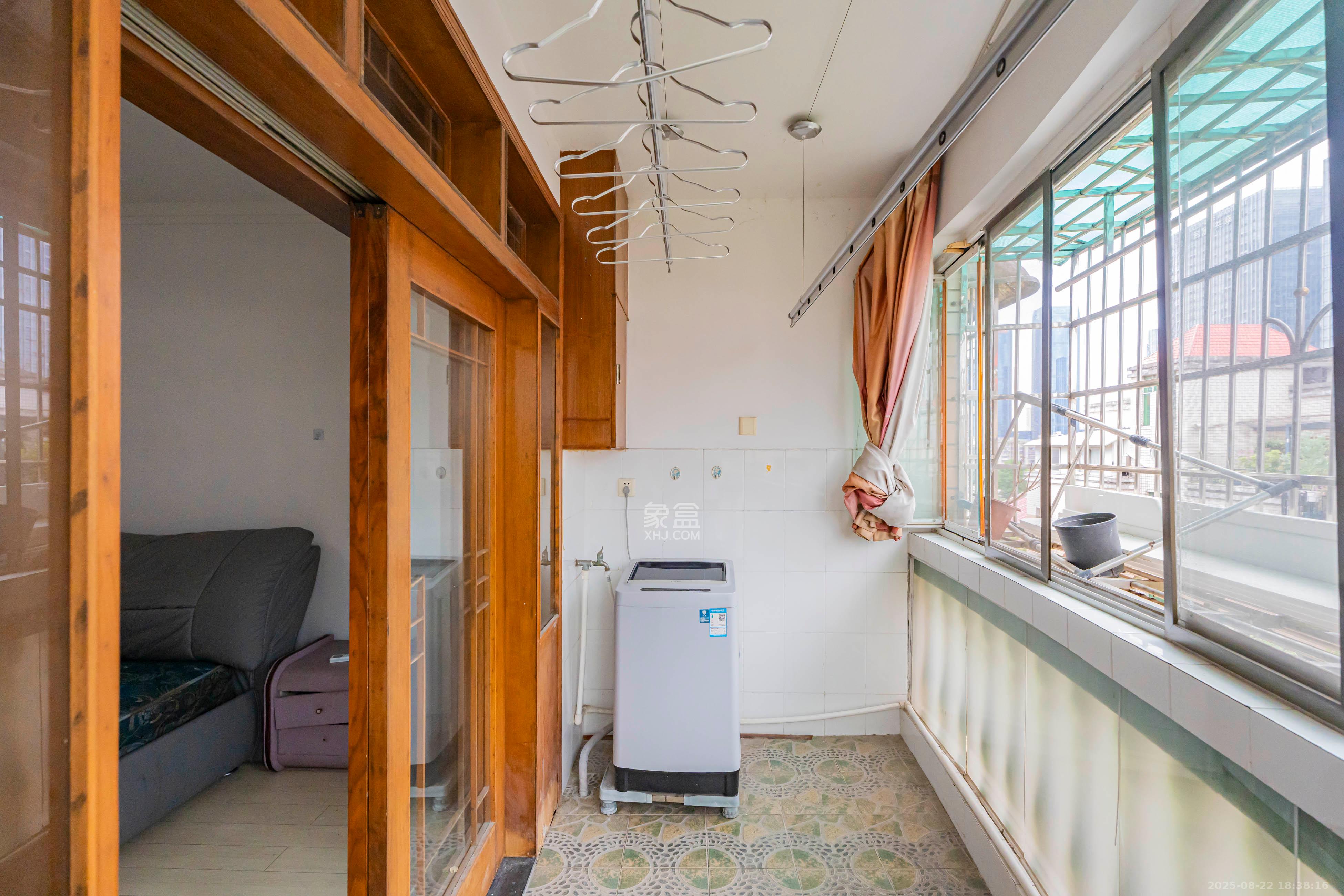 富湘园  3室2厅1卫    125.0万 富湘园  3室2厅1卫    125.0万阳台