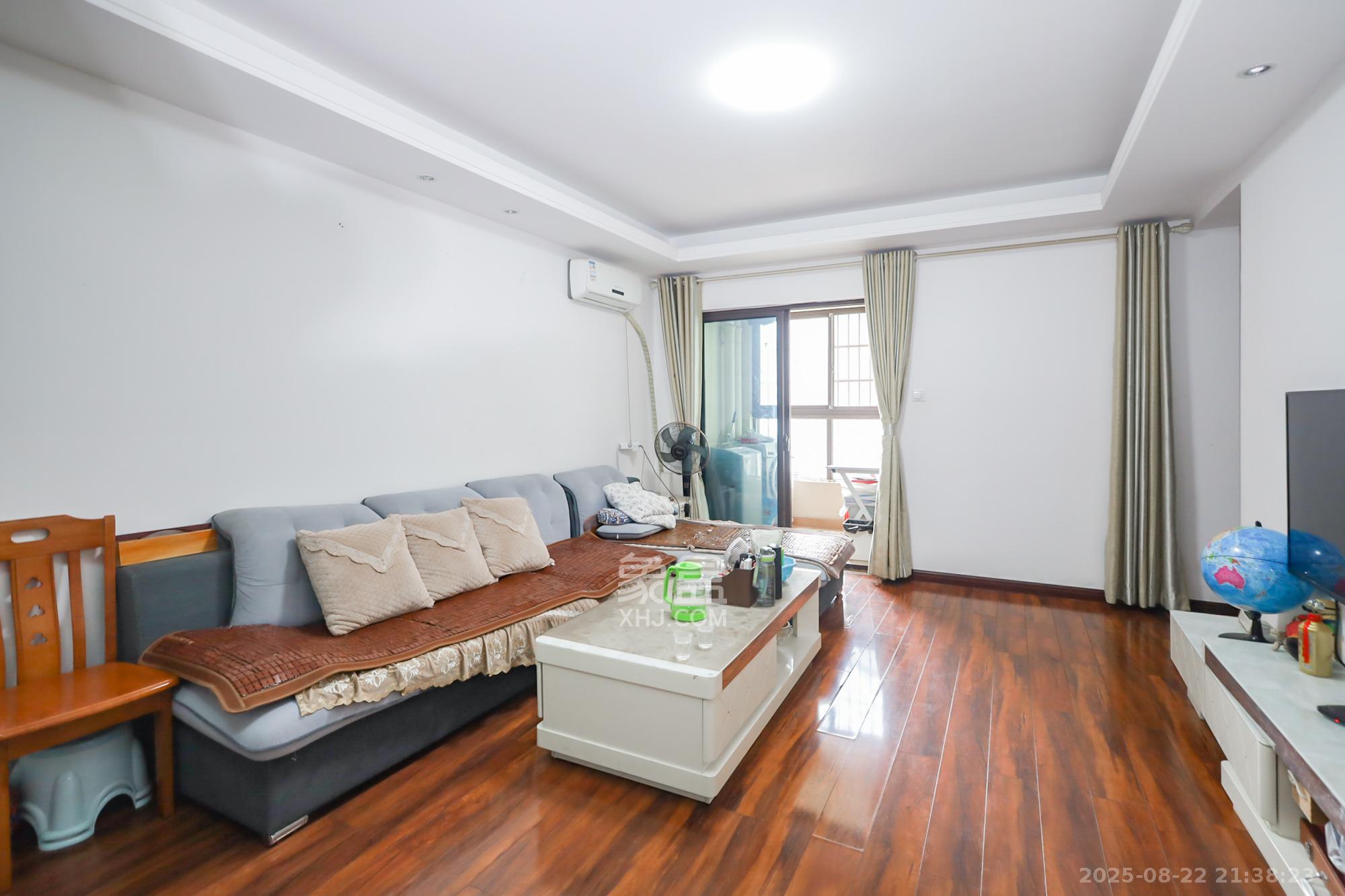 绿地中央广场  3室2厅1卫    90.0万客厅