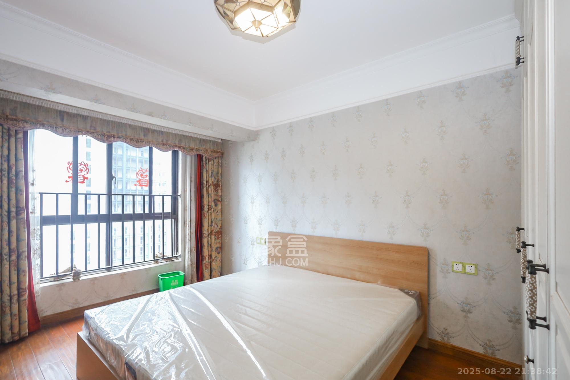 绿地中央广场  3室2厅1卫    140.0万 绿地中央广场  3室2厅1卫    140.0万卧室