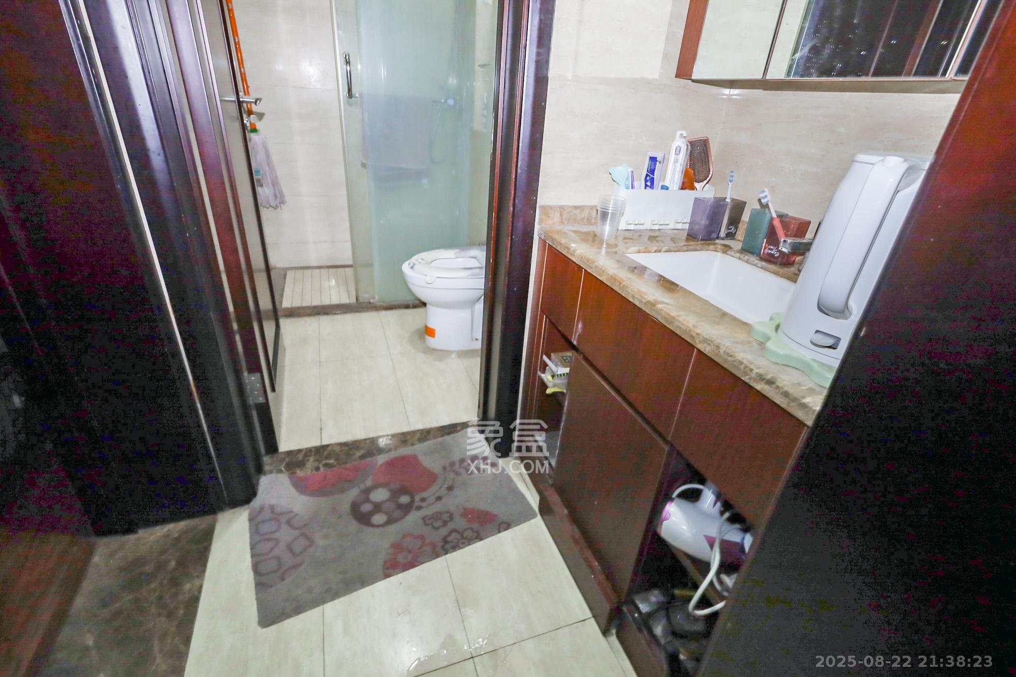 绿地中央广场  3室2厅1卫    90.0万卫生间