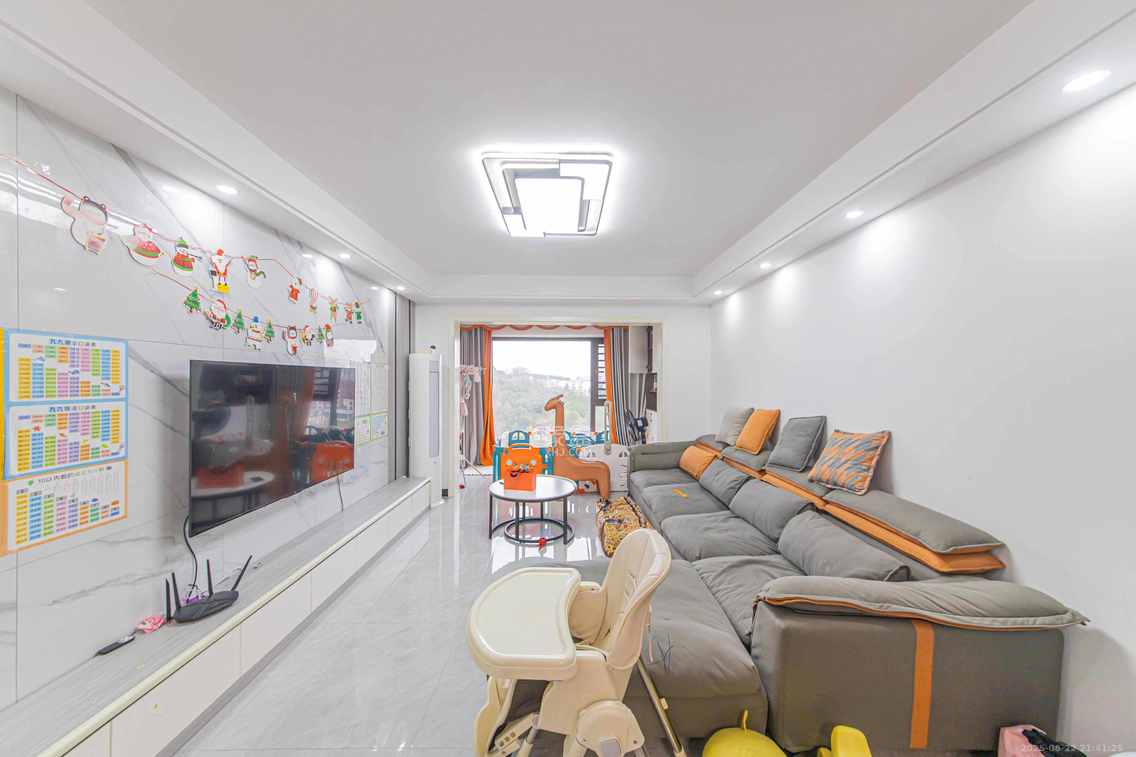 北辰中央公园DF区  3室2厅2卫    118.8万客厅