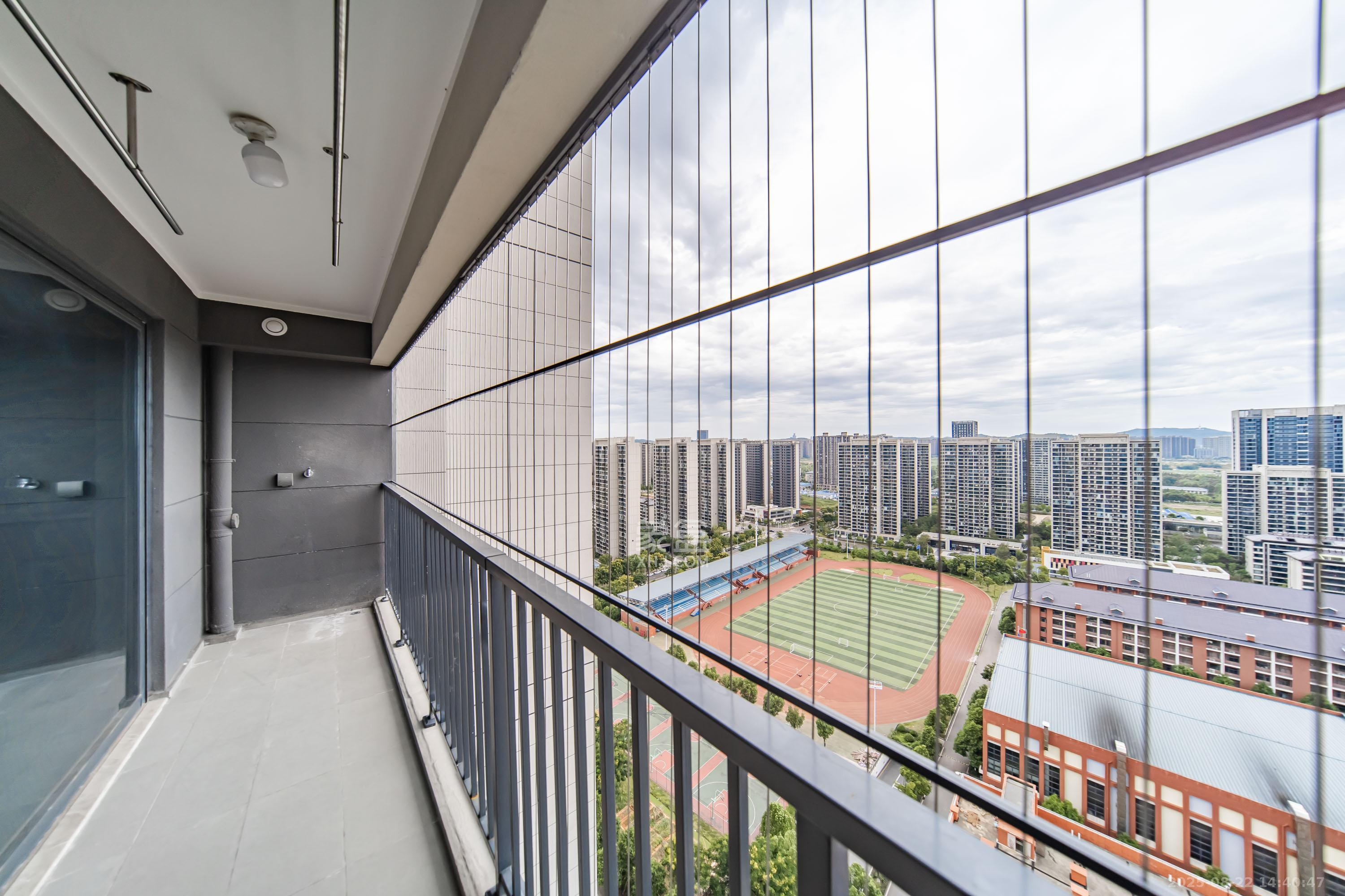 华润凯旋门二期 5室2厅2卫 250.0万 华润凯旋门二期 5室2厅2卫 250.0万阳台