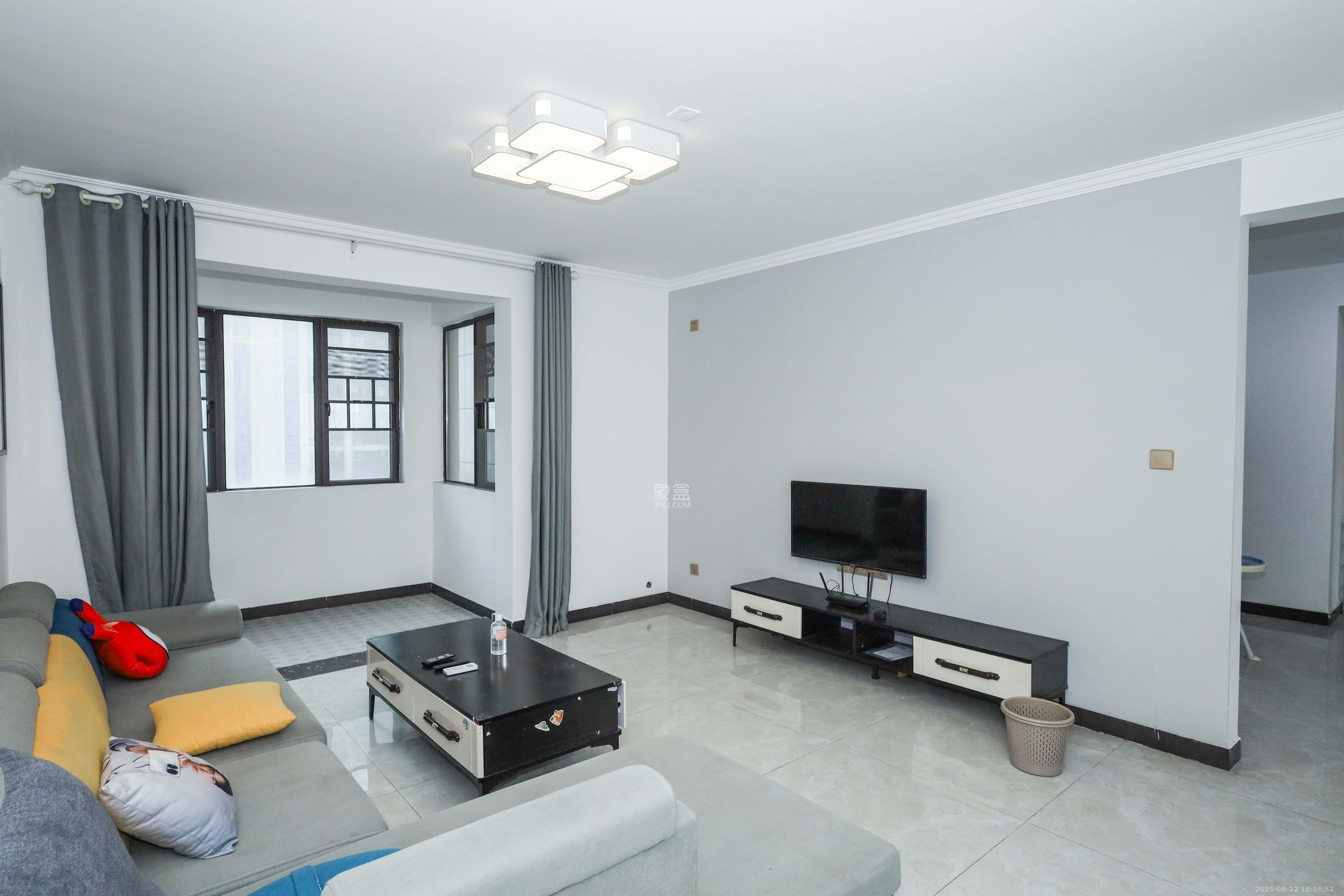 中国铁建梅溪青秀二期  4室2厅2卫    145.0万客厅