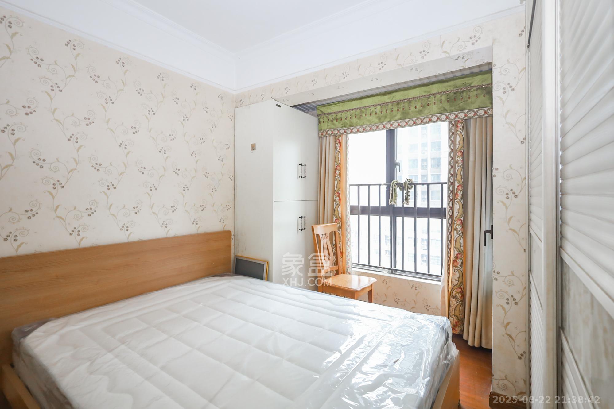 绿地中央广场  3室2厅1卫    140.0万 绿地中央广场  3室2厅1卫    140.0万卧室