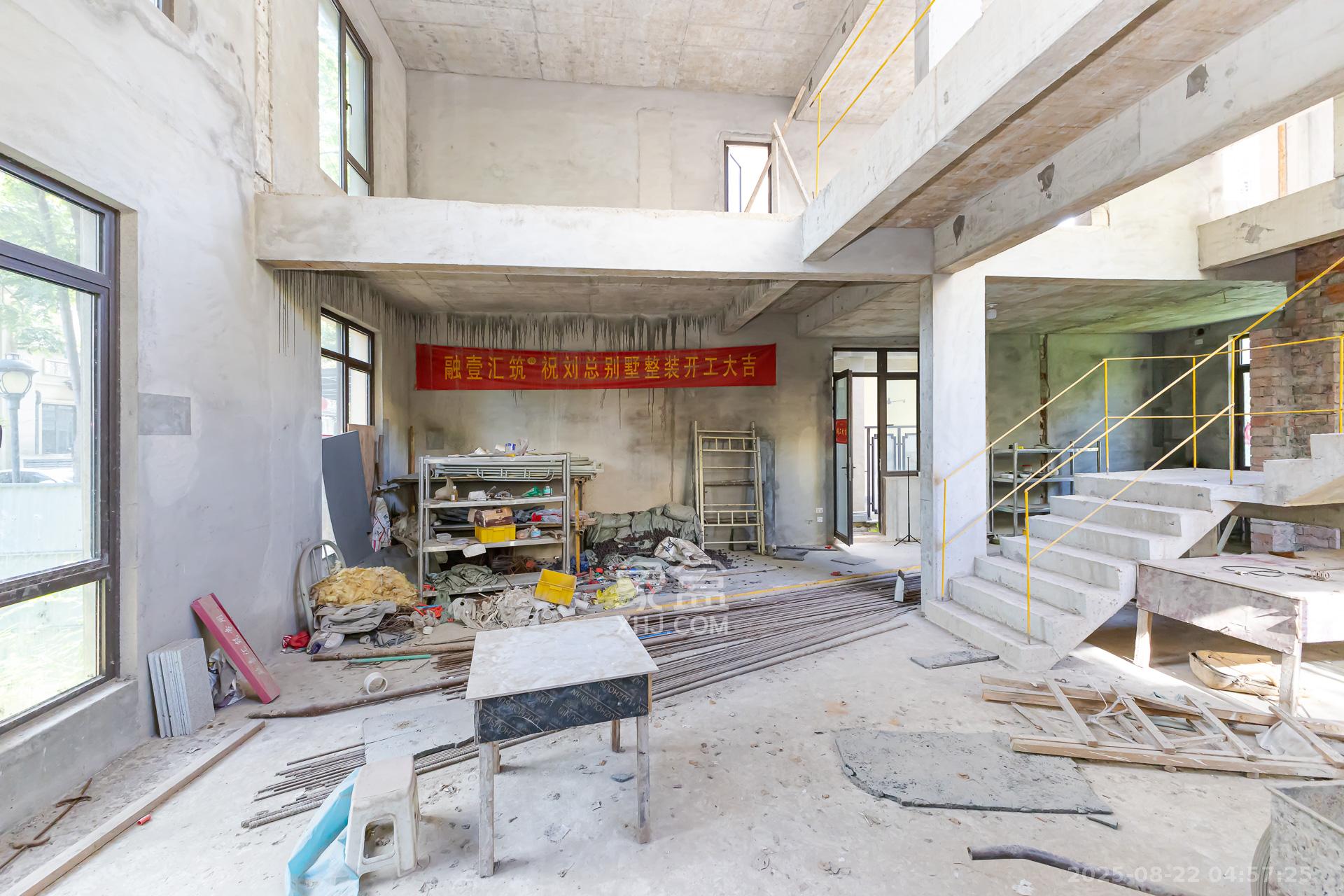 龙湖璟宸原著（龙湖紫宸）  6室2厅4卫    680.0万客厅