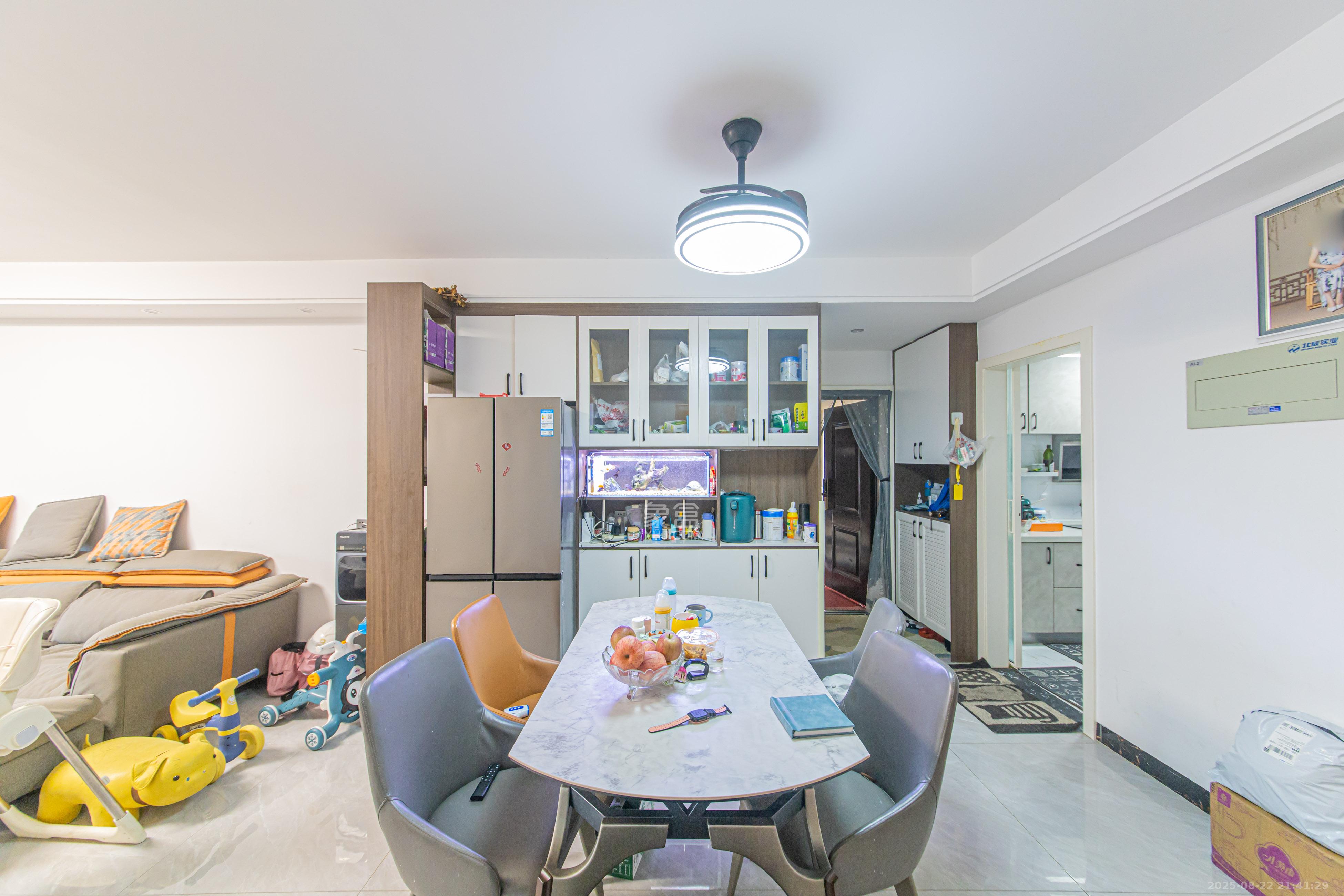 北辰中央公园DF区  3室2厅2卫    118.8万客厅