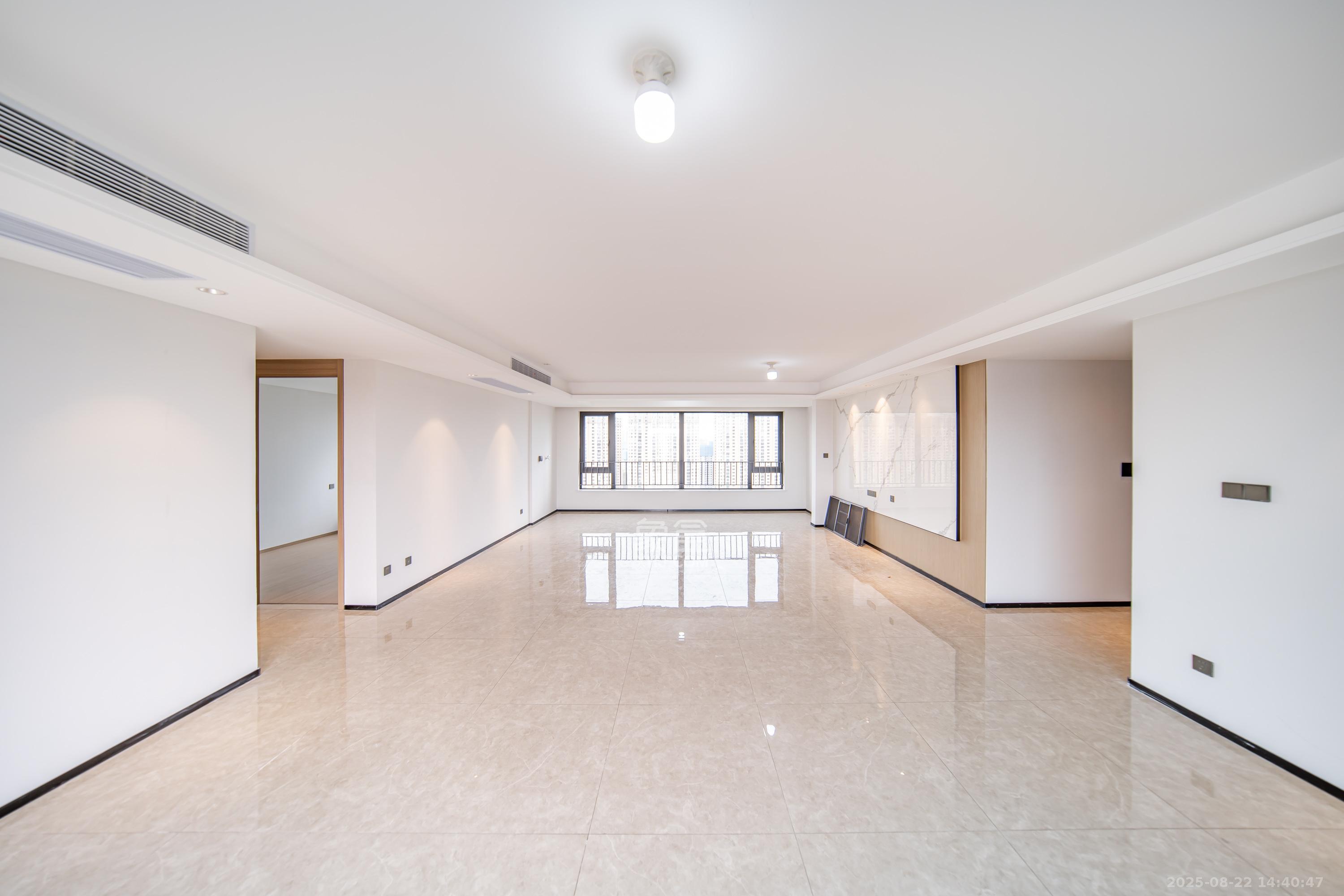 华润凯旋门二期  5室2厅2卫    250.0万客厅