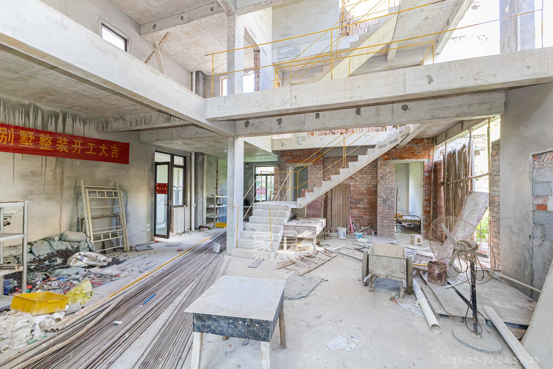 龙湖璟宸原著(龙湖紫宸) 6室2厅4卫 680.0万 龙湖璟宸原著(龙湖紫宸) 6室2厅4卫 680.0万客厅